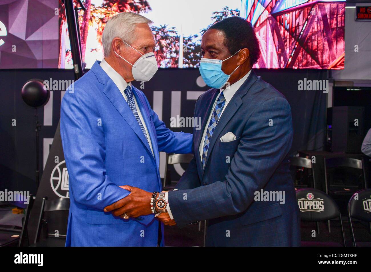 Jerry West, membre du conseil exécutif de Los Angeles Clippers, et Jim Hill (à droite), réaffiche de CBS Sports lors d'une cérémonie révolutionnaire pour la nouvelle maison de t Banque D'Images