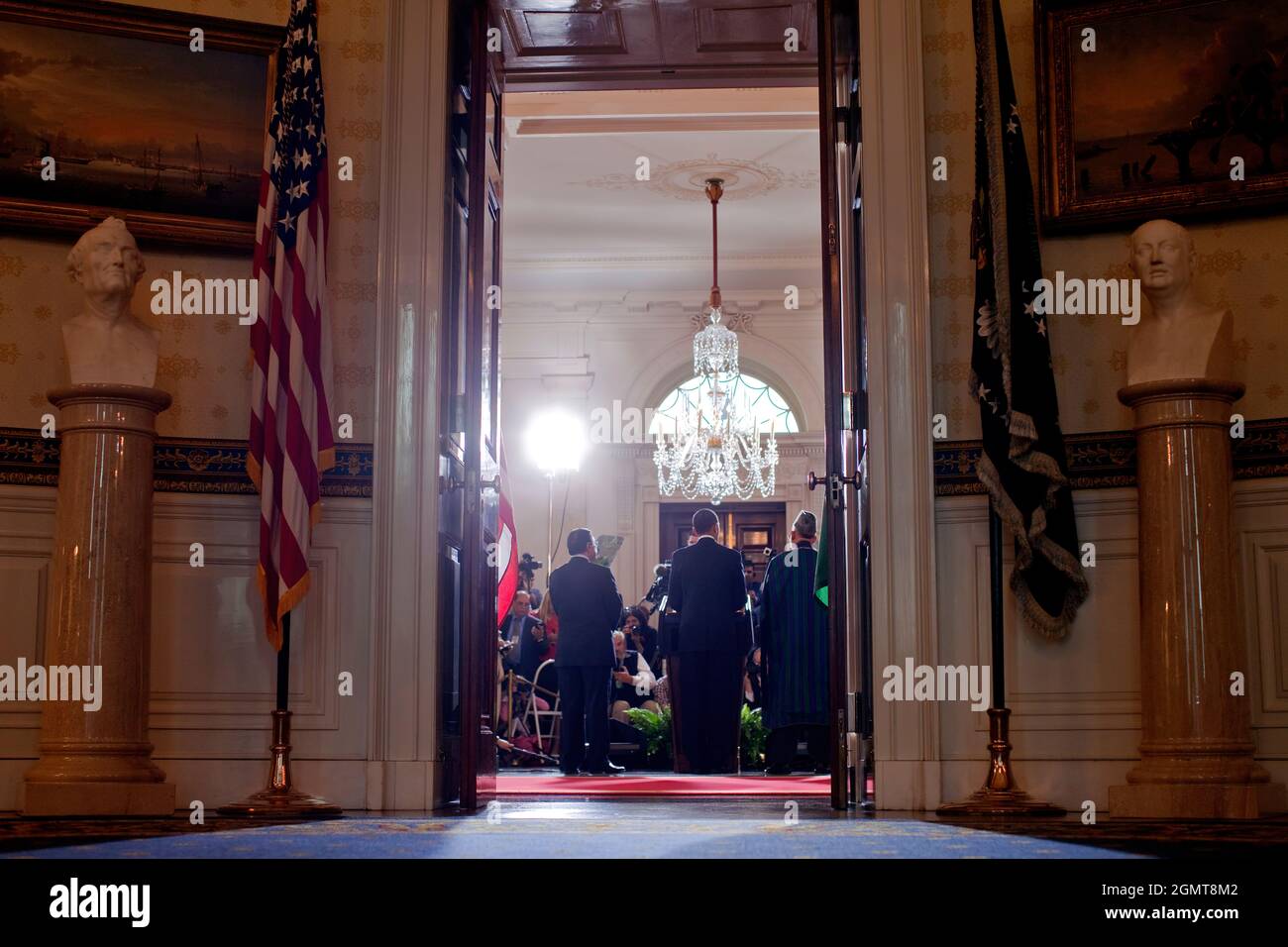 Le président Barack Obama, le président pakistanais Asif Ali Zadari et le président afghan Hamid Karzaï ont fait des remarques aux médias à la suite de leur réunion trilatérale à la Maison Blanche le mercredi 6 mai 2009. Photo officielle de la Maison Blanche par Chuck Kennedy Banque D'Images