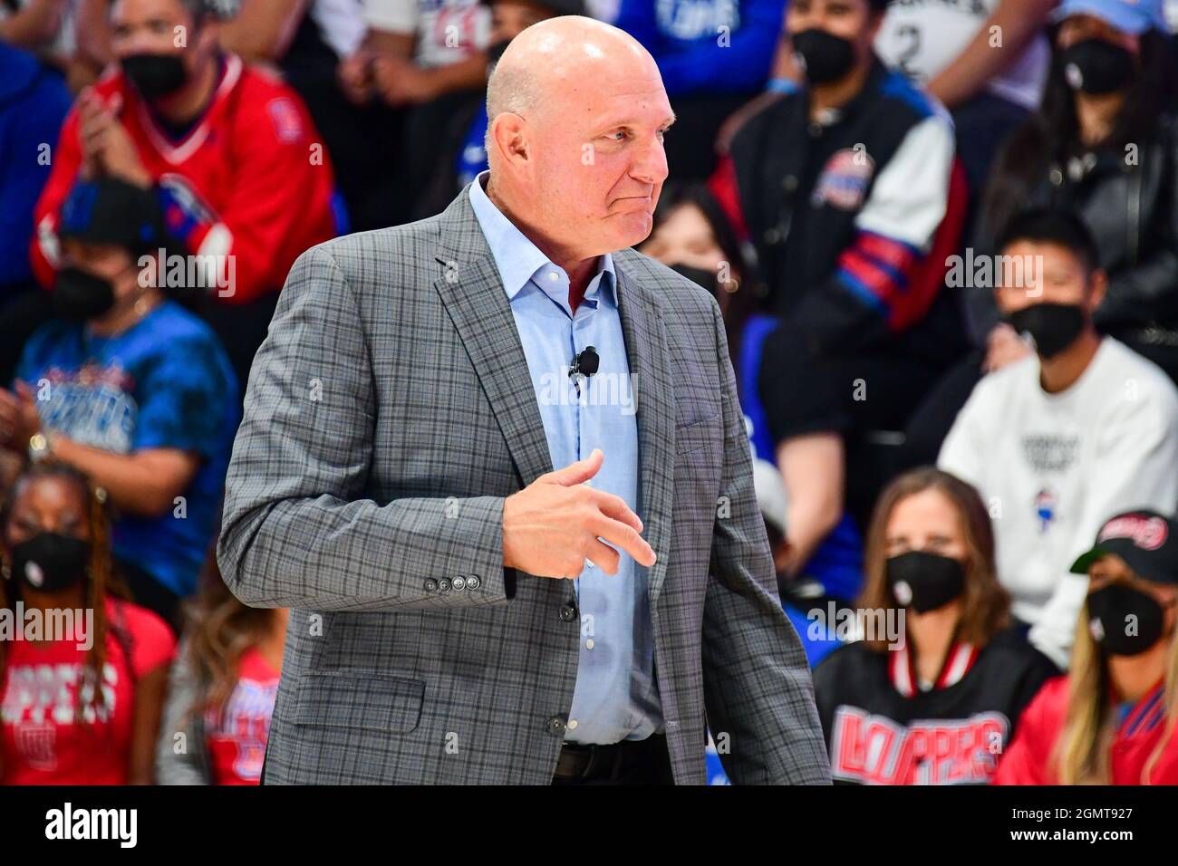 Steve Ballmer, propriétaire des Los Angeles Clippers, parle lors d'une cérémonie révolutionnaire pour la nouvelle maison des Los Angeles Clippers, Intuit Dome, vendredi, se Banque D'Images