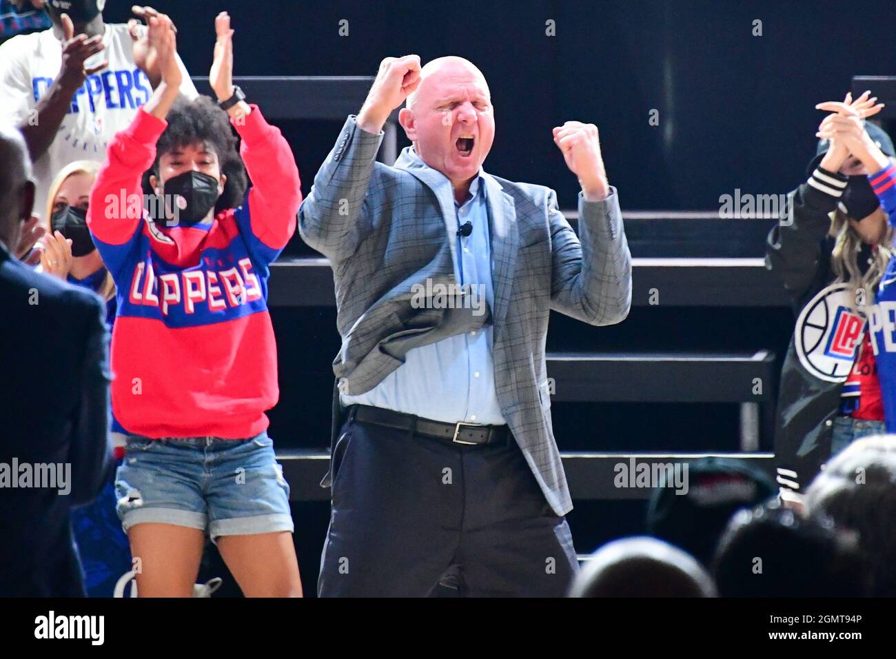 Steve Ballmer, propriétaire des Los Angeles Clippers, parle lors d'une cérémonie révolutionnaire pour la nouvelle maison des Los Angeles Clippers, Intuit Dome, vendredi, se Banque D'Images