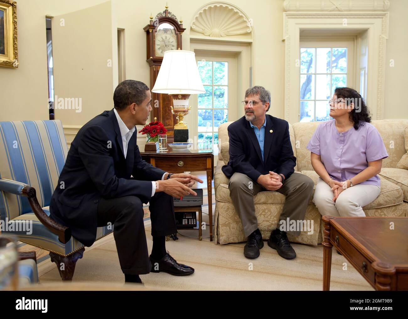 Le président Barack Obama rencontre Richard Phillips, le capitaine du cargo américain qui a été détenu en otage par des pirates le mois dernier, dans le bureau ovale de la Maison Blanche le 9 mai 2009. Phillips a été rejoint par son épouse, Andrea.(photo officielle de la Maison Blanche par Pete Souza) Banque D'Images