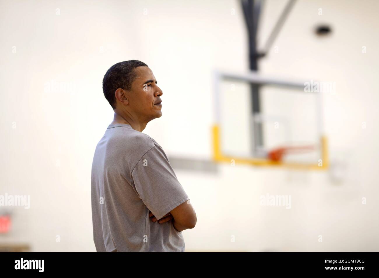 Le président Barack Obama joue au basket-ball à Fort McNair, le 9 mai 2009. Photo Officiel de la Maison Blanche par Pete Souza. Officiel de la Maison Blanche cette photographie est mis à disposition pour publication par les organismes de presse et/ou pour un usage personnel l'impression par le sujet(s) de la photographie. La photo peut ne pas être manipulés ou utilisés dans des matériaux, des publicités, produits, promotions ou de quelque façon que suggérer l'approbation ou l'approbation du Président, la première famille, ou la Maison Blanche. Banque D'Images