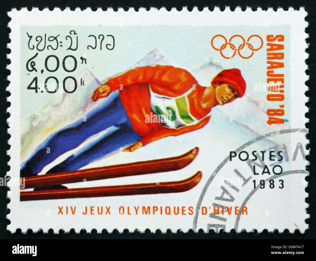 LAOS - VERS 1983 : un timbre imprimé au Laos montre le saut à ski, Jeux olympiques d'hiver de 1984, Sarajevo, vers 1983 Banque D'Images