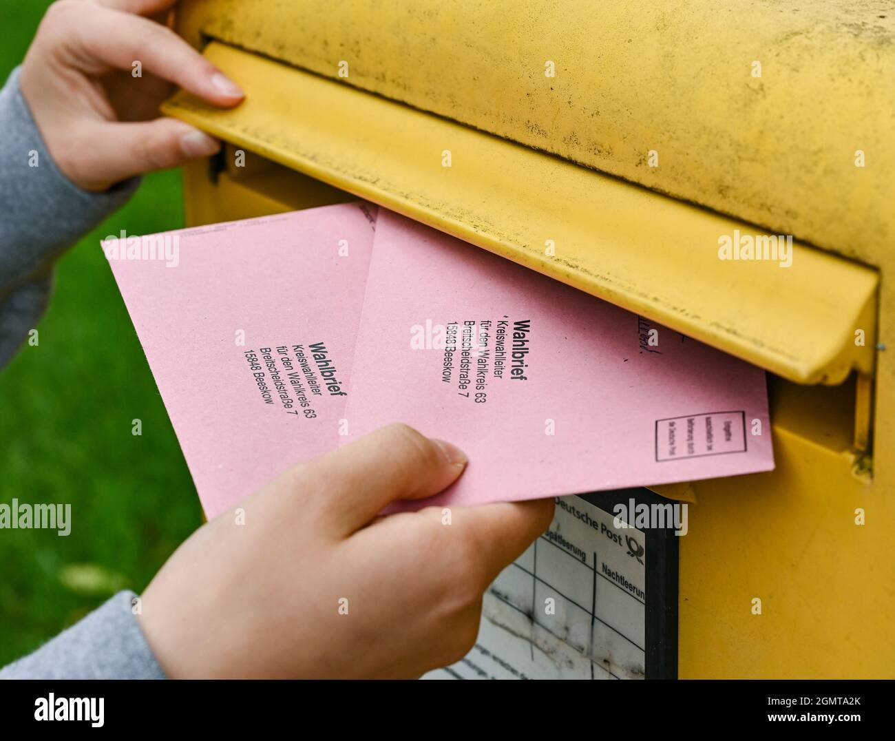 Sieversdorf, Allemagne. 19 septembre 2021. Une personne dépose deux documents de vote postal dans une boîte aux lettres Deutsche Post. Dans les enveloppes sont les bulletins de vote actuels et les documents de vote comme un vote postal pour l'élection du Bundestag le dimanche 26 septembre 2021. Credit: Patrick Pleul/dpa-Zentralbild/ZB/dpa/Alay Live News Banque D'Images