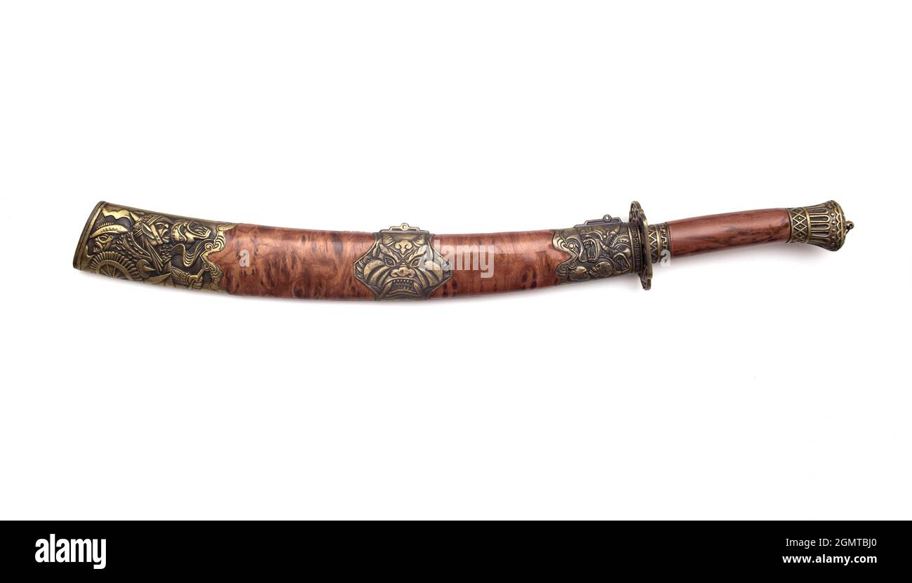 Katana sabre avec de beaux motifs sur un fond blanc, isoler. Gros plan, historique Banque D'Images