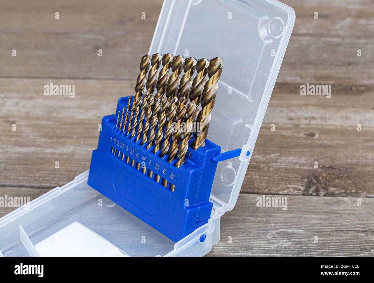 Un jeu de nouveaux forets pour métal pour percer un trou. Outils  métalliques, industrie Photo Stock - Alamy