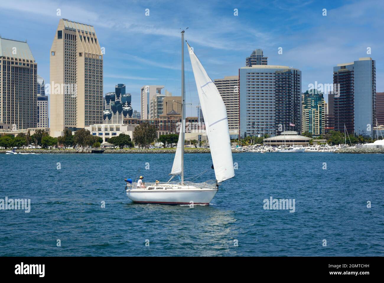 Un voilier traverse la baie de San Diego avant le quartier de la marina en bord de mer et les hôtels Hyatt et Marriott dominent les gratte-ciel de San Diego Banque D'Images