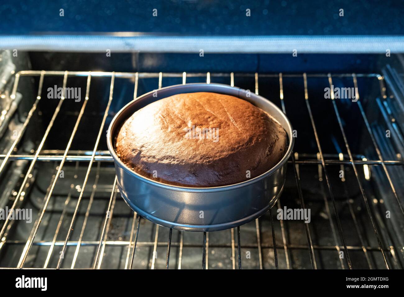 Gateau Au Chocolat Dans Une Poele A Tremplin Faisant Cuire Dans La Grille Centrale D Un Four Photo Stock Alamy