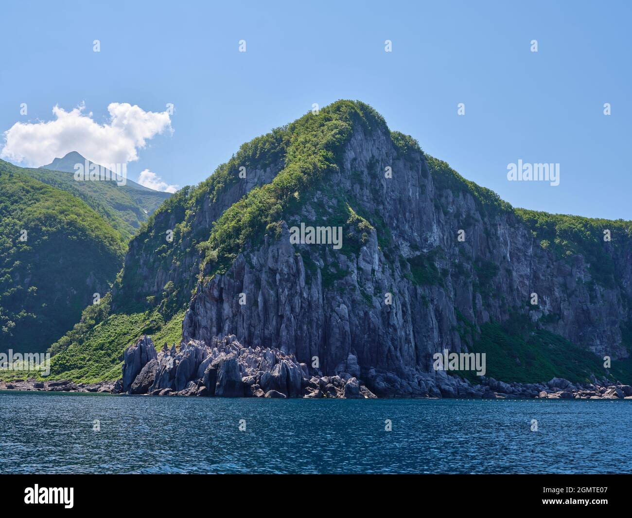 Péninsule de Shiretoko à partir d'un bateau de croisière, Hokkaido, Japon Banque D'Images