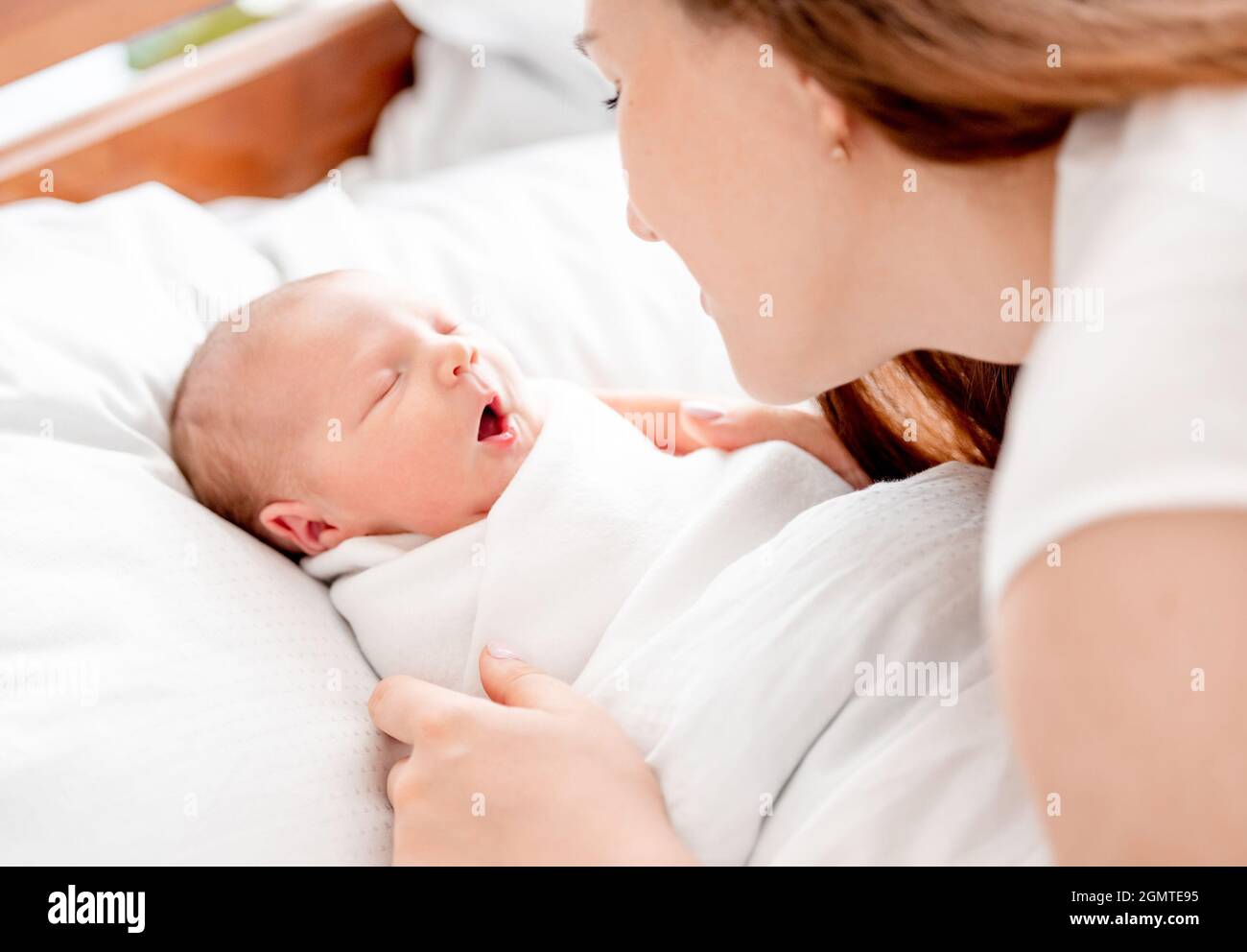Maman Avec Bebe Nouveau Ne Photo Stock Alamy