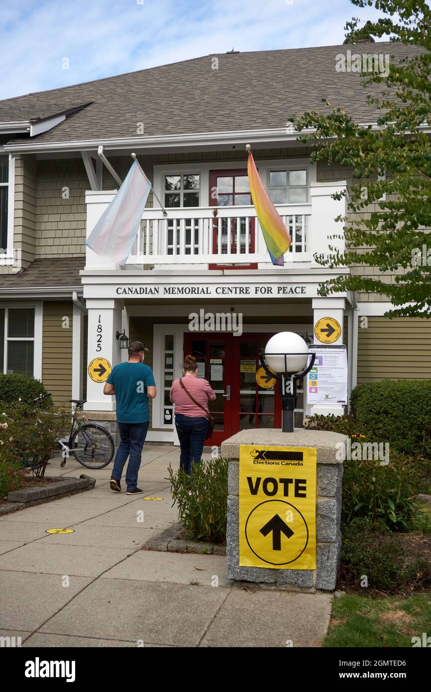 VANCOUVER, C.-B., CANADA. 20 septembre 2021 -- les électeurs entrent dans un bureau de vote pour voter lors de l'élection fédérale canadienne, Banque D'Images