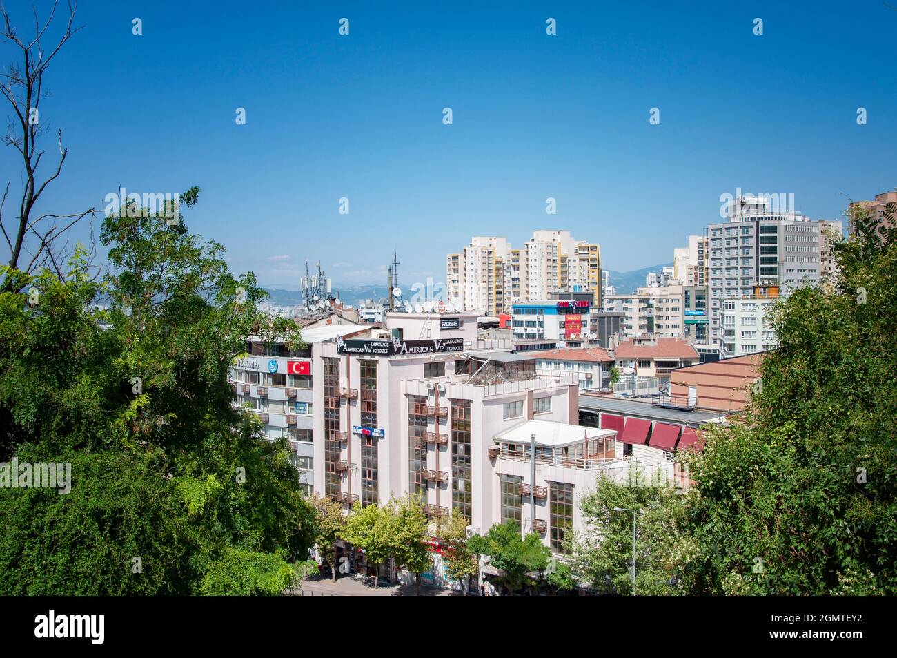 BURSA, TURQUIE. 15 AOÛT 2021. Vue panoramique sur la rue bâtiments et maisons Banque D'Images