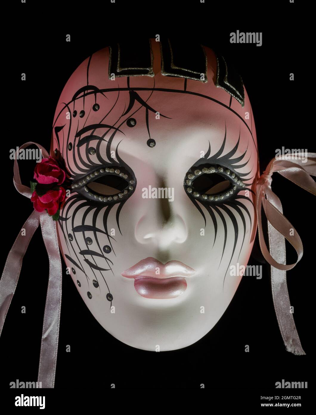 Masque Mardi gras de femme en céramique peinte avec détail textile Banque D'Images