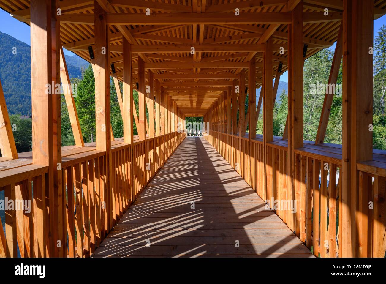 Pont en bois traversant une rivière Banque D'Images