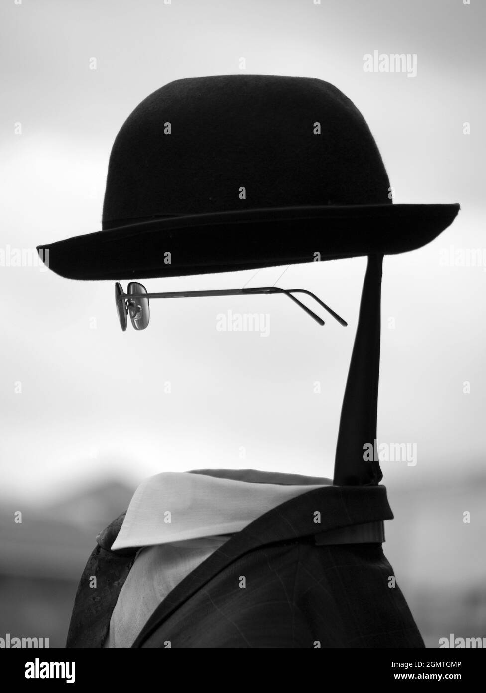 Londres, Angleterre - 2009; je me demande comment il le fait? Spectacle de rue vu sur Petwer's Hill, entre la cathédrale Saint-Paul et la passerelle du Millénaire Banque D'Images