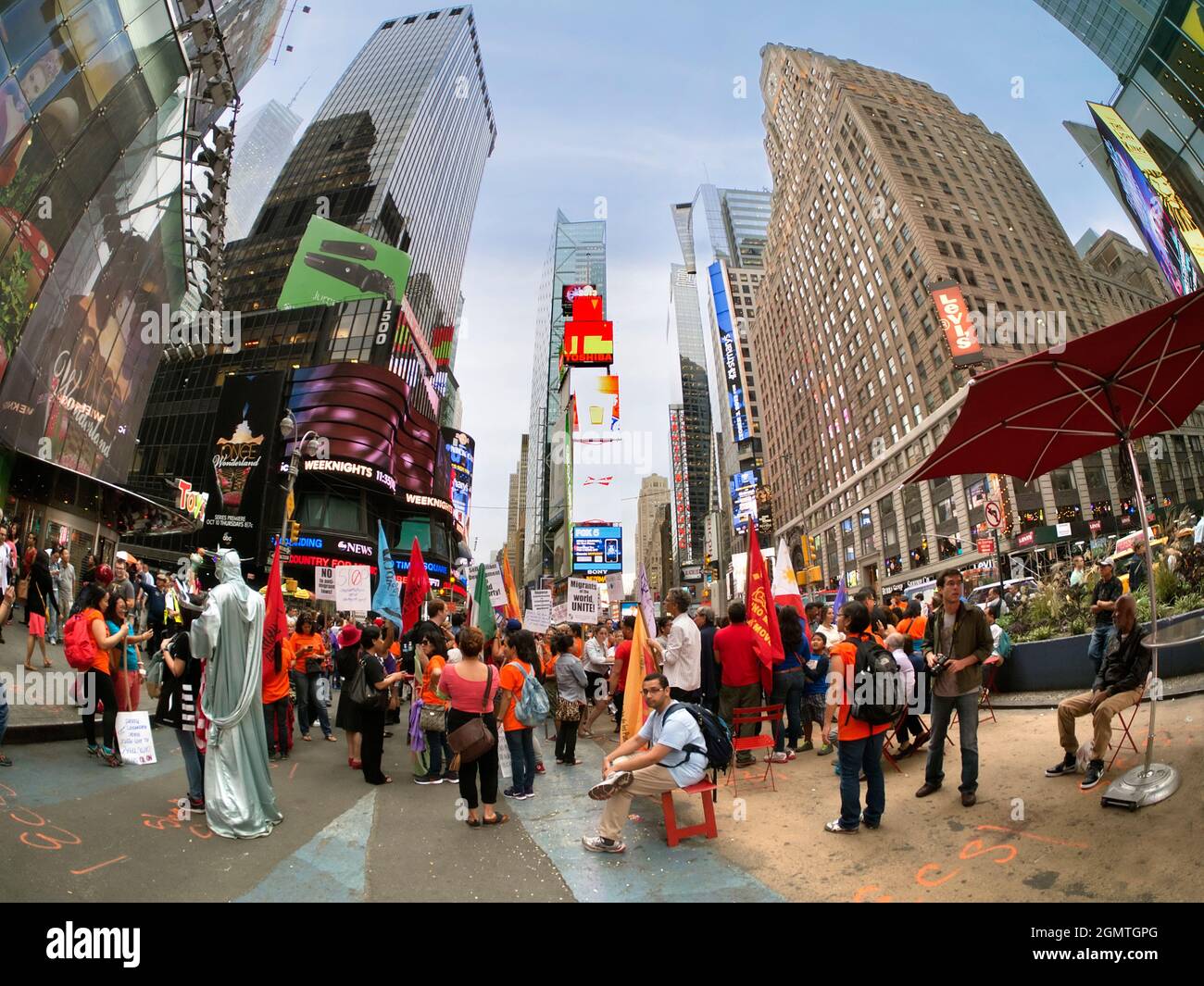 Times Square, New York Etats-Unis - 4 novembre 2011 ; beaucoup de gens en vue - comme toujours. Times Square est l'un de ces endroits qui vous fait toujours sentir que vous Banque D'Images