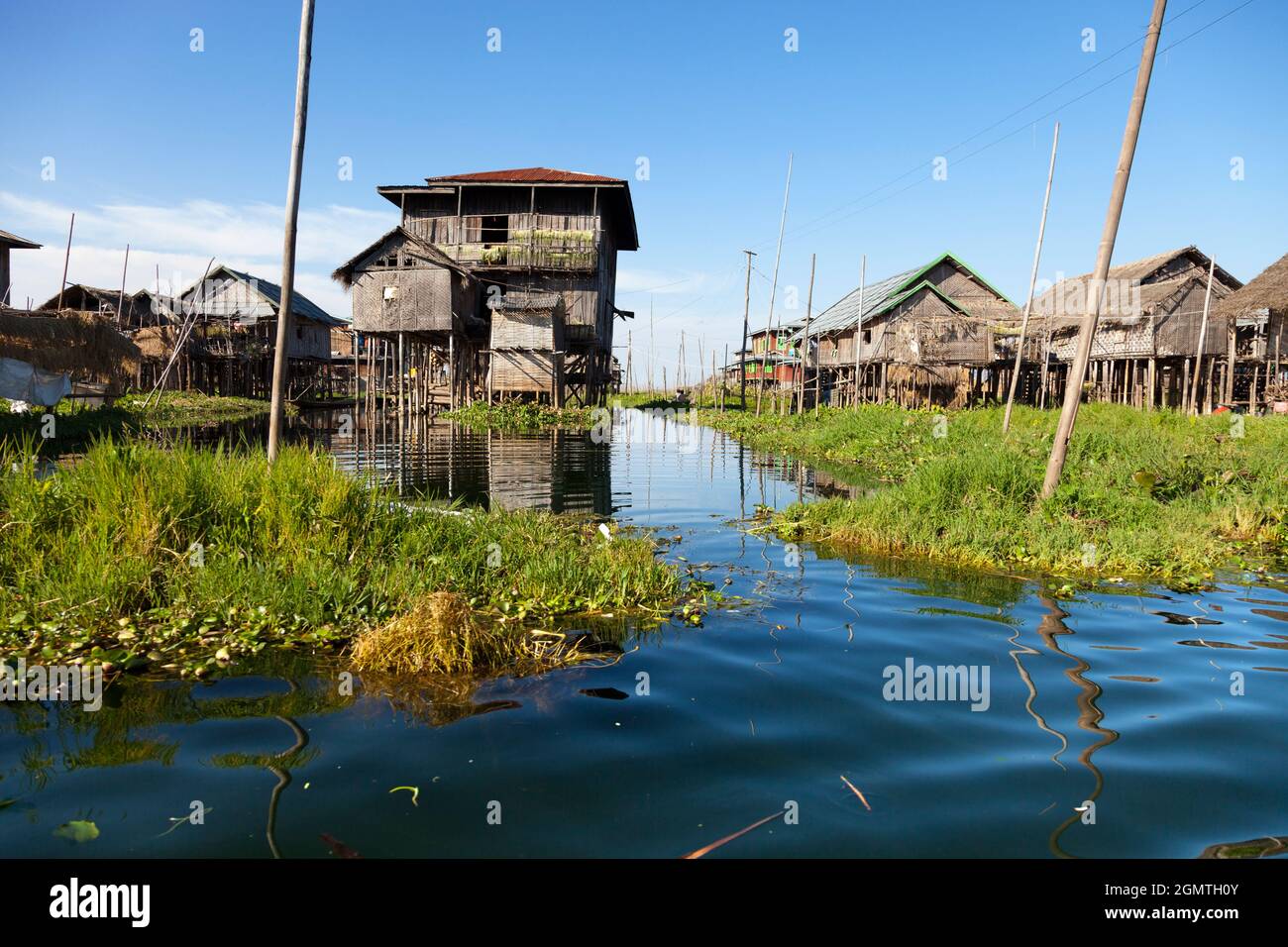 Lac Inle, Myanmar - 1er février 2013; les villages indiens Intha près du lac Inle, au Myanmar, sont généralement construits sur pilotis pour se protéger contre les fréquentes inondations Banque D'Images