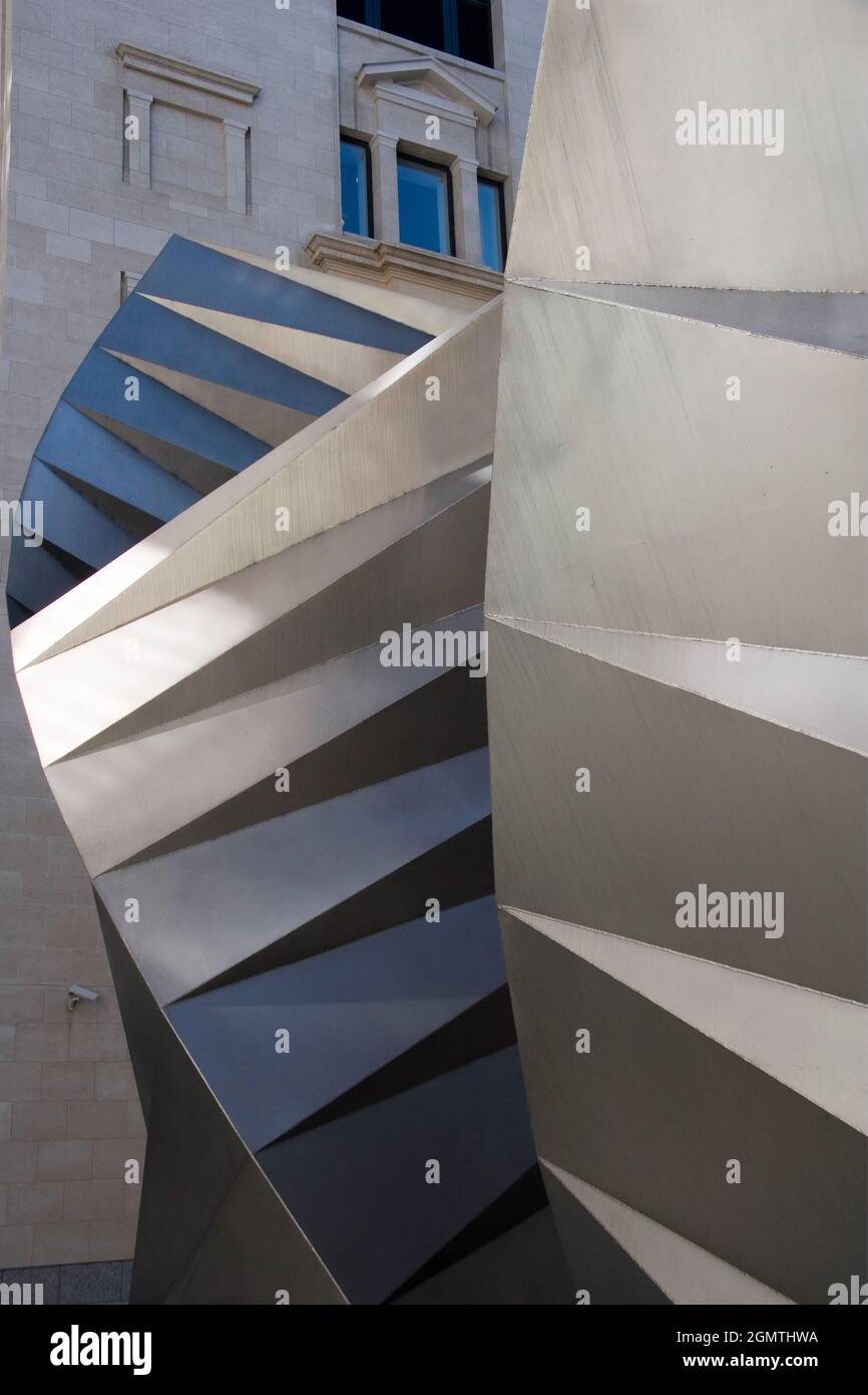 Vents, une sculpture abstraite de Thomas Heatherwick, dans Ave Maria Lane, la ville de Londres. Il est également connu sous le nom de Paternoster vents ou Angel Wings. TH Banque D'Images