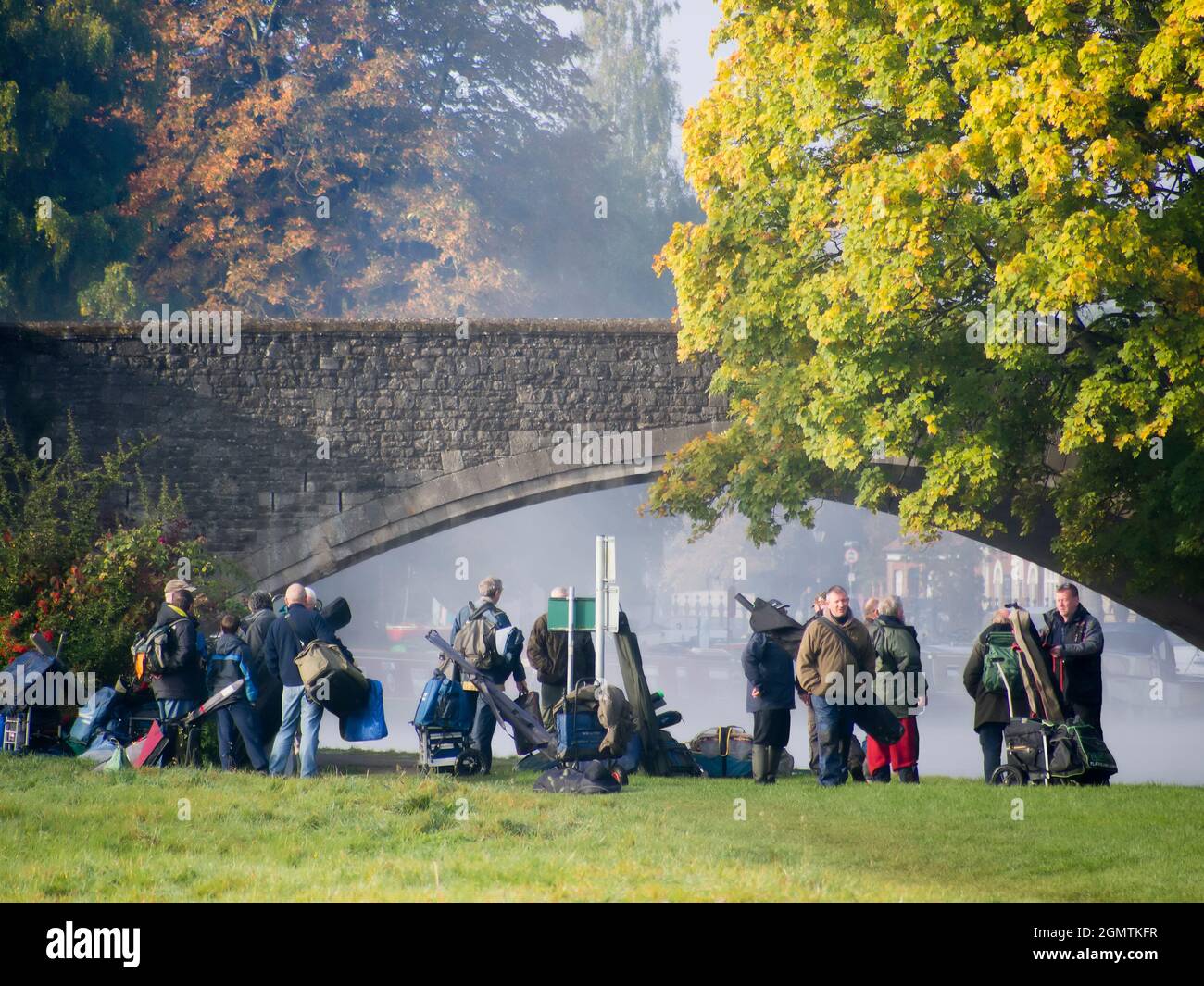 Abingdon, Oxfordshire, Royaume-Uni - novembre 2012 ; les premiers oiseaux semblent toujours attraper le ver - la même chose doit être vraie des pêcheurs, bien qu'ils soient après le som Banque D'Images