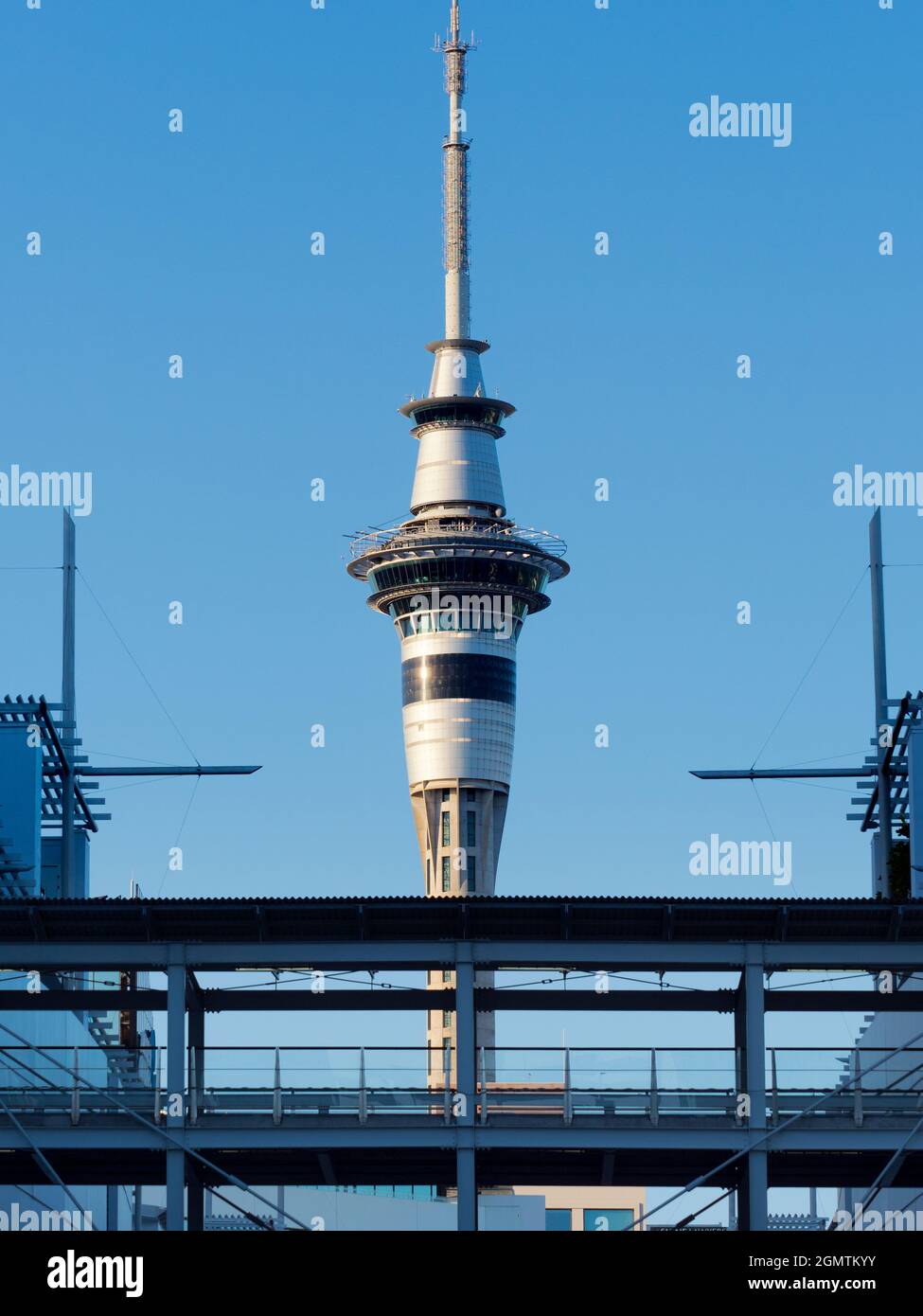Auckland, Nouvelle-Zélande - Île du Nord - 2 mars 2019 ; La tour Sky Tower de 328 m est un point de repère majeur à Auckland, en Nouvelle-Zélande. Ces télécommunications et ob Banque D'Images