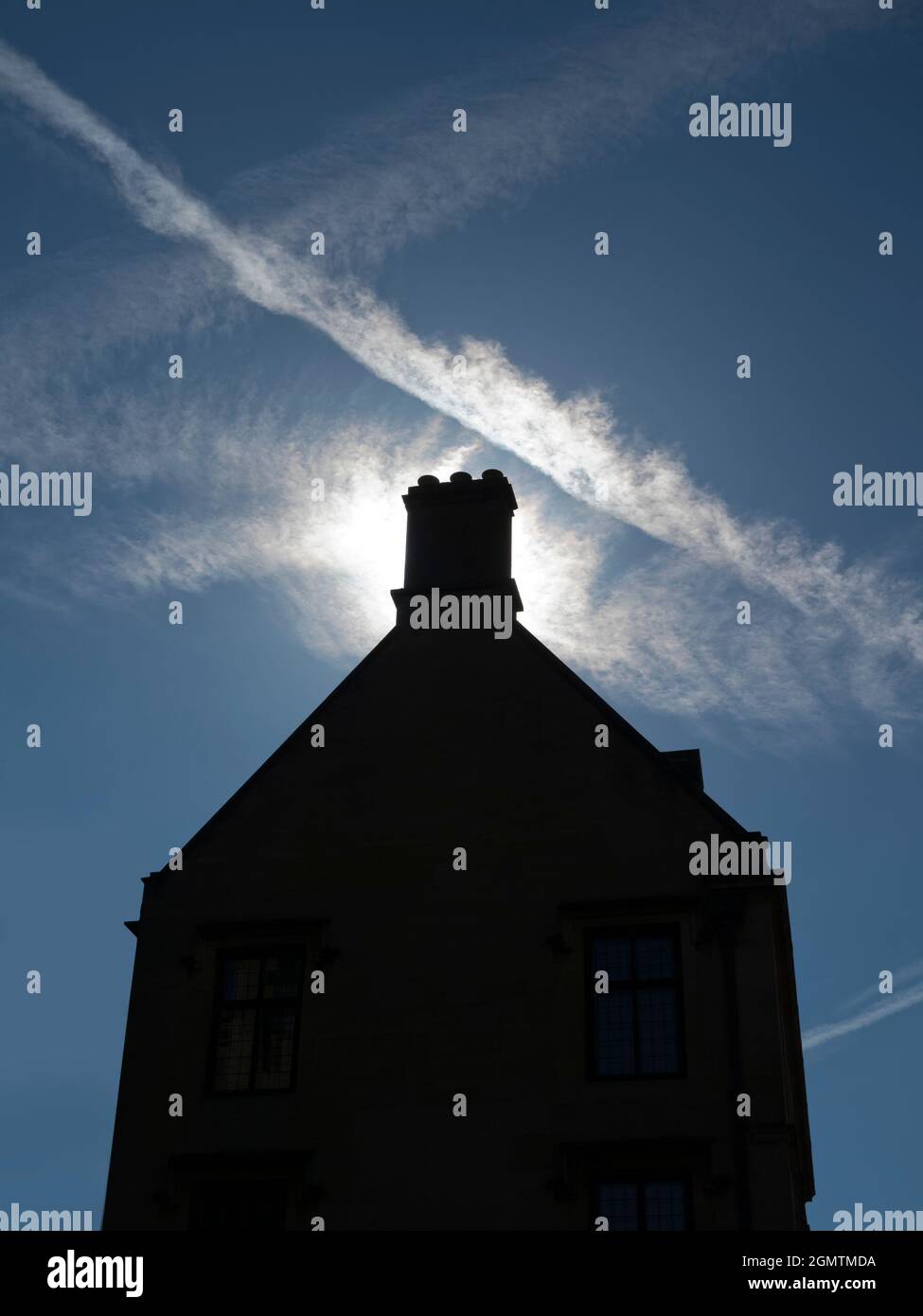 Une maison assez ordinaire, celle-ci, juste à côté de Wadham College dans Park Road, Oxford. Vu derrière éclairé avec un spectaculaire contrail - plein de ciel, cependant, moi Banque D'Images
