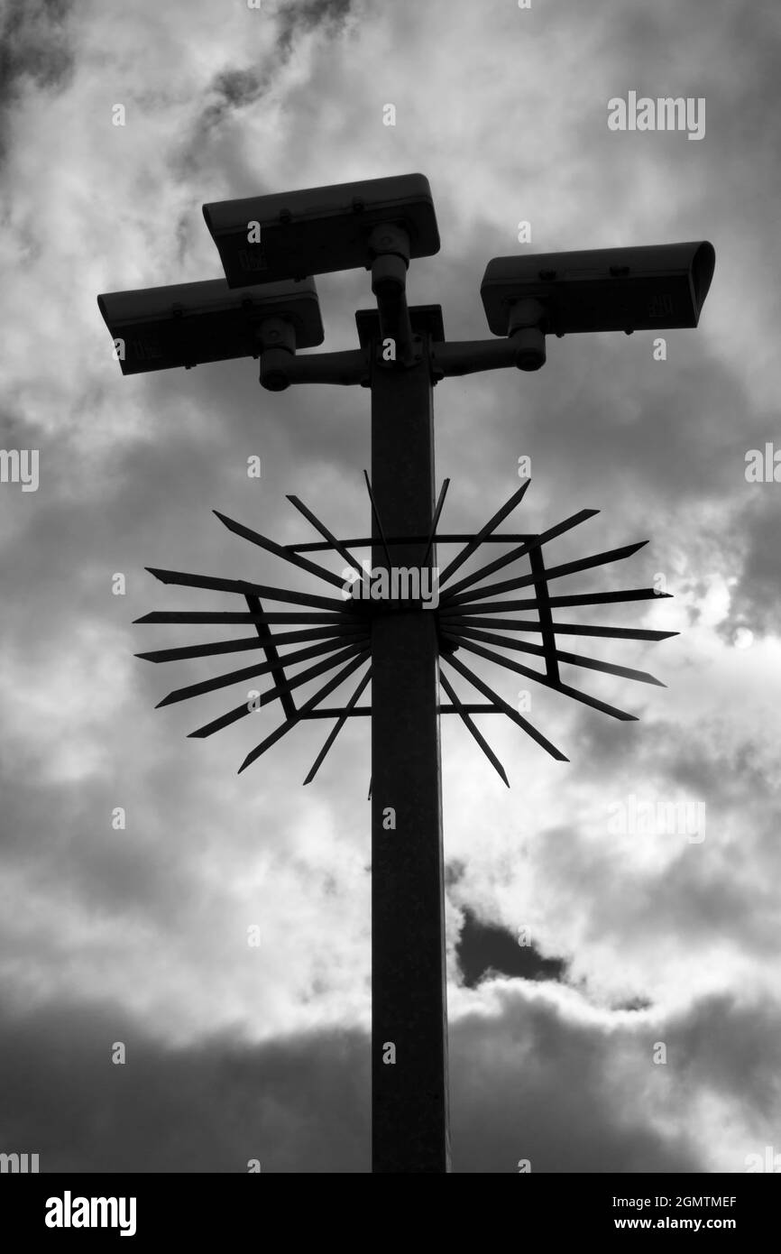 Radley Village, Oxfordshire, Angleterre - 1er juillet 2019 Big Brother vous observe... même la zone à l'extérieur d'une petite gare rurale dans mon mal de maison Banque D'Images