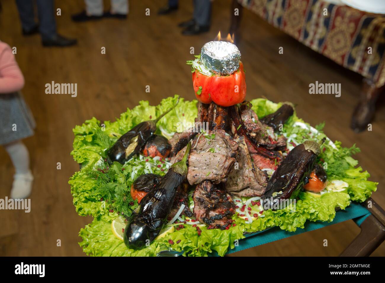 Beaucoup d'Azerbaïdjan traditionnel de Cuisson barbecue agneau asting.viande grillée sur un feu ouvert, cuit dans une manière spéciale.barbecue est préparé d'agneau ou shee Banque D'Images