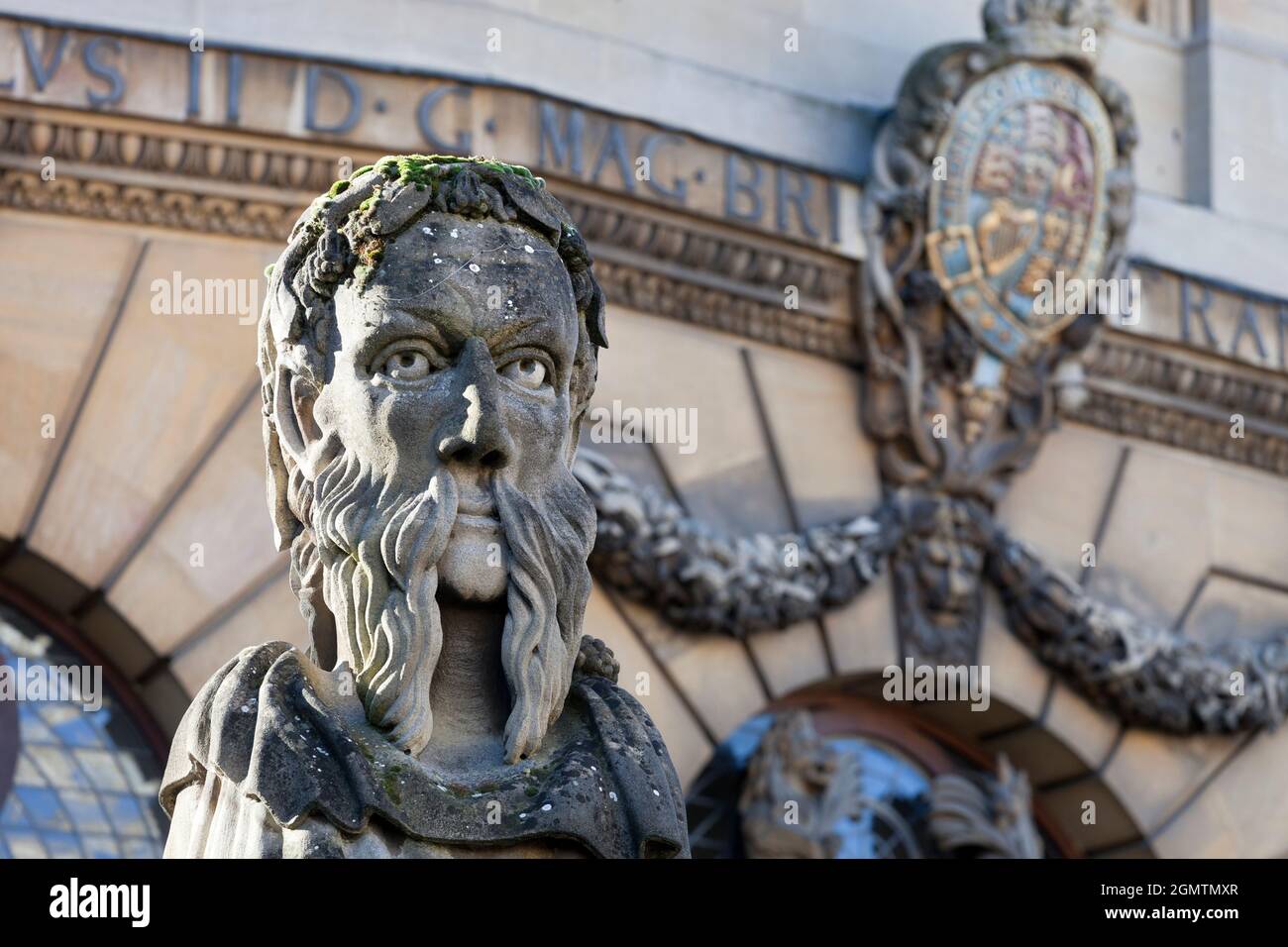 Oxford, Angleterre - 2010; ces bustes de philosophes classiques anciens, appelés termains, ornent les murs extérieurs du Sheldonian Theatre, une archiite Banque D'Images