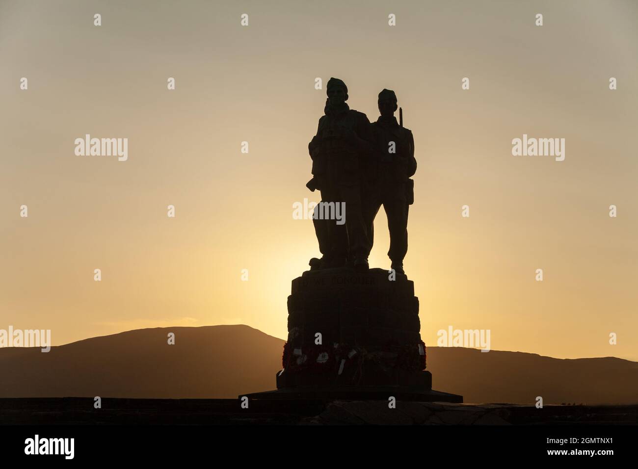 Une silhouette du mémorial du Commando au coucher du soleil Banque D'Images