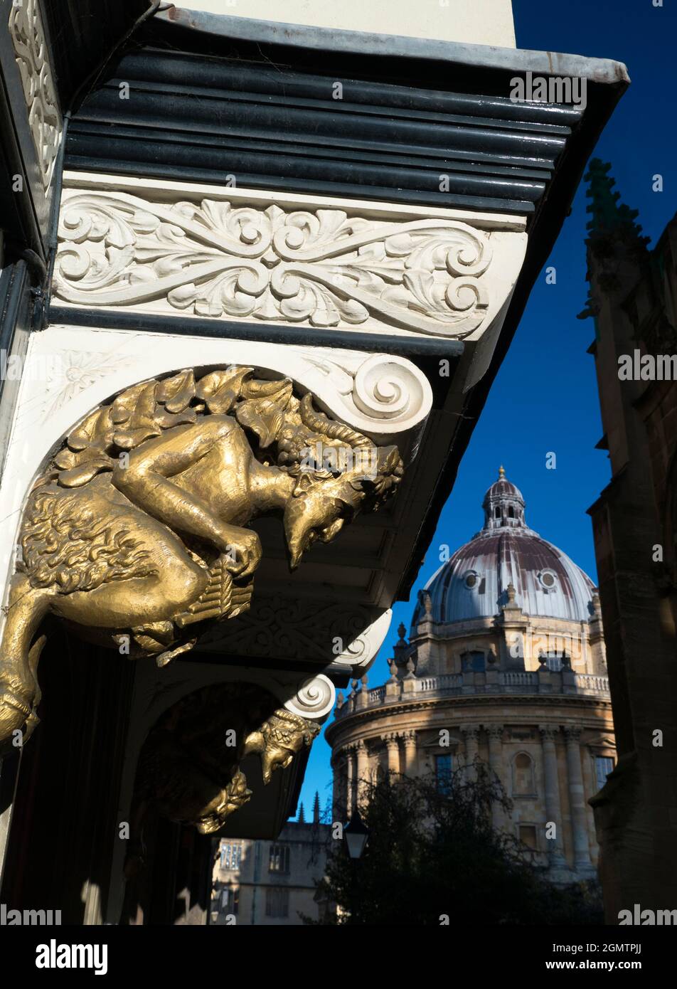 Oxford, Angleterre - 18 janvier 2020; pas de personnes en vue. Une belle sculpture en bois doré de Pan dans le passage St Mary, Oxford. Cela mène de High St Banque D'Images