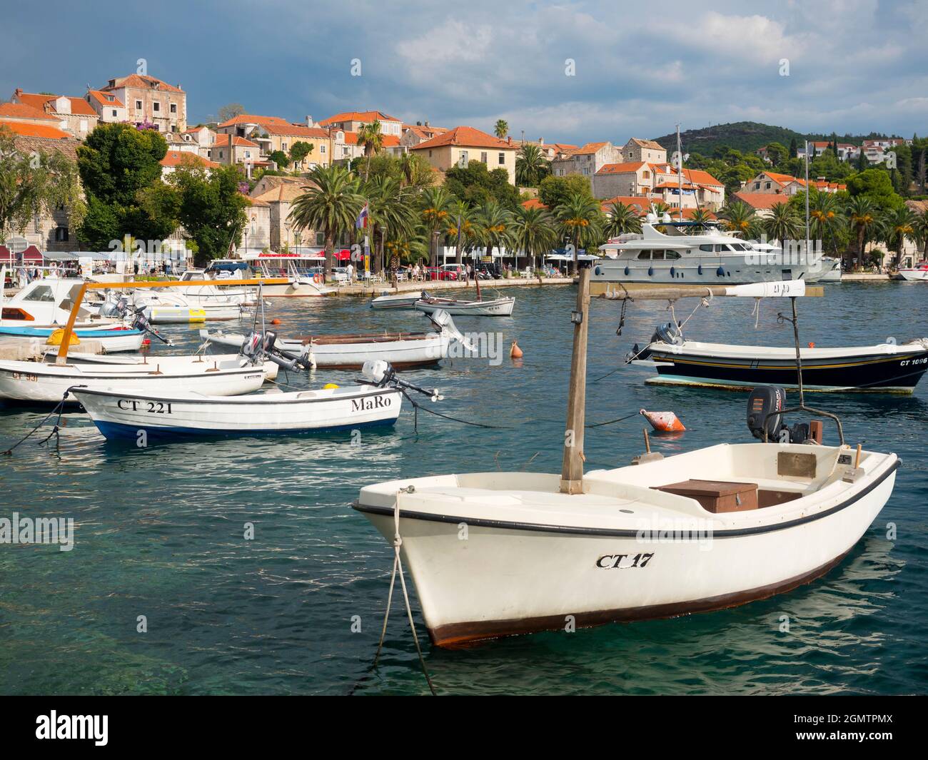 Cavtat est une petite ville de bord de mer dans le comté de Dubrovnik-Neretva en Croatie. Il est situé sur la côte de la mer Adriatique à 15 kilomètres au sud de Dubrovnik. L'origi Banque D'Images