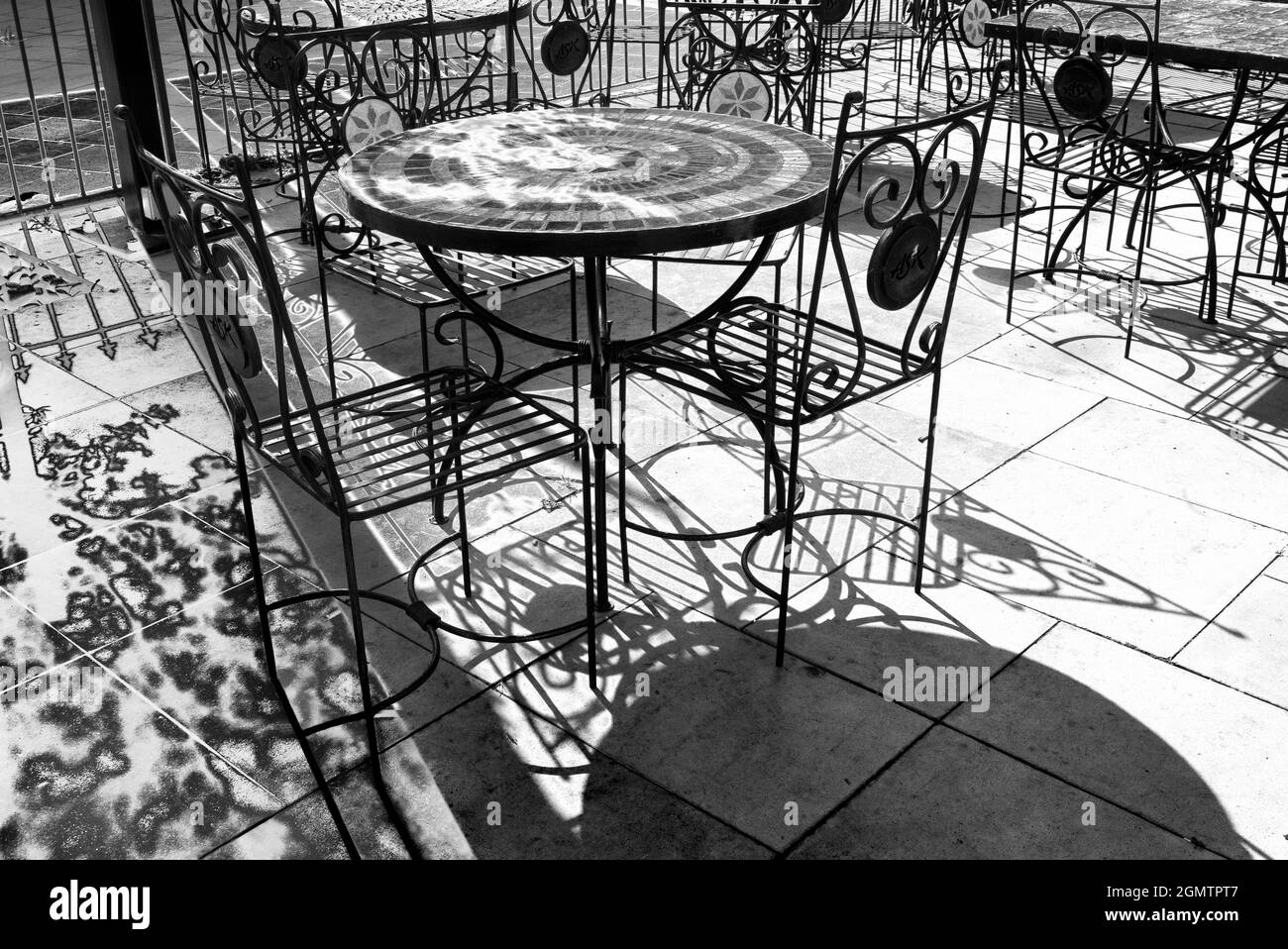 Abingdon, Angleterre - 10 février 2018 les chaises, les tables et les ombres sous le soleil d'hiver peuvent paraître étonnamment abstraites! Banque D'Images