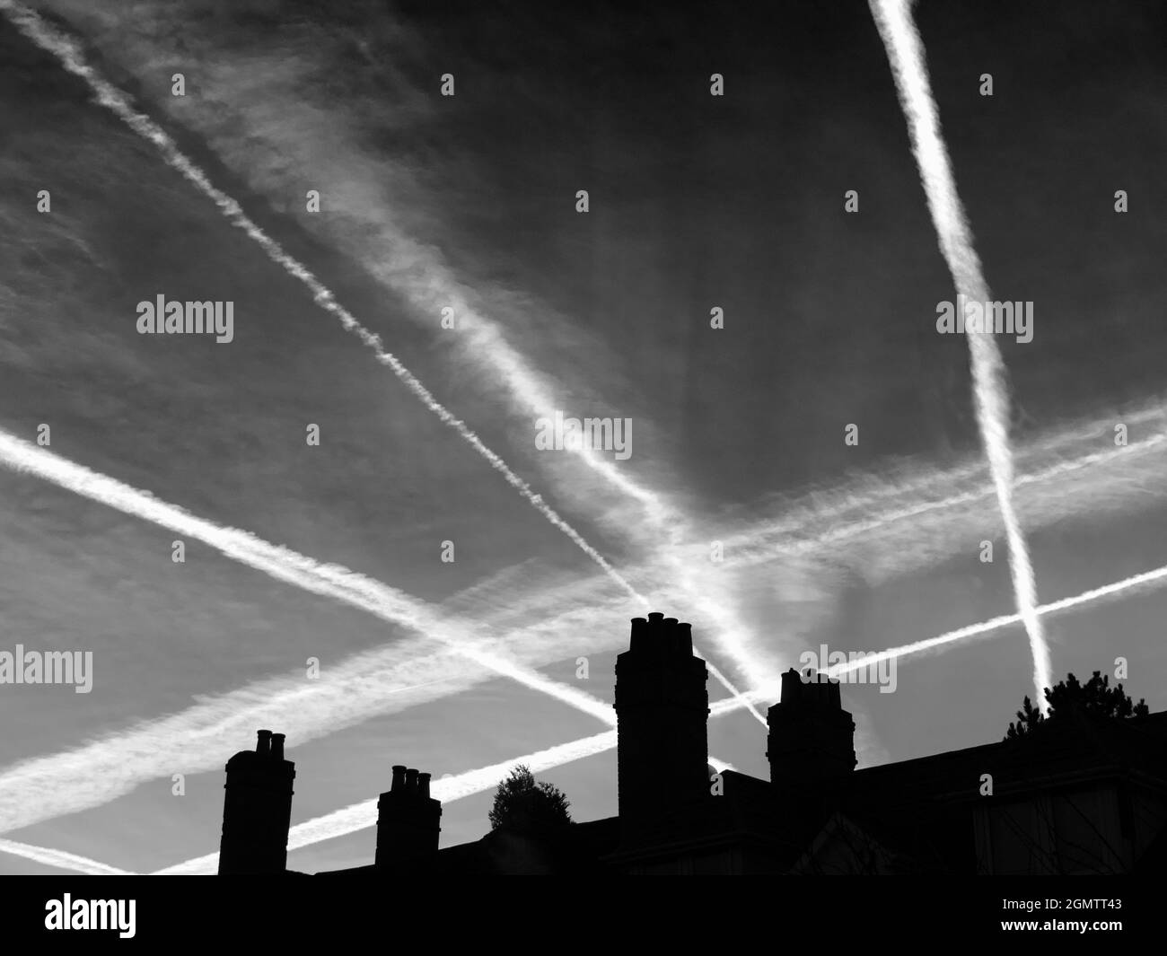 Pour une raison étrange, mon village natal de Radley, à Oxfordshire, au Royaume-Uni, a souvent un ciel spectaculaire. L'une de ses bizarreries est la fréquence du ciel Banque D'Images