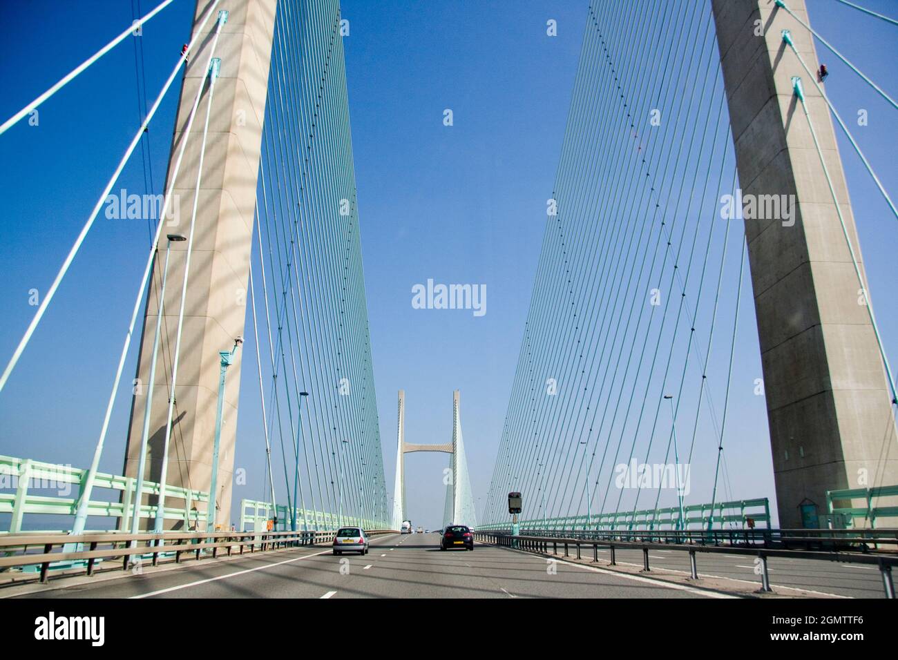 Severn Crossing, pays de Galles/Angleterre Border, 2008; l'élégant pont Severn est un pont suspendu d'autoroute très fréquenté qui traverse la rivière Severn entre le sud Banque D'Images