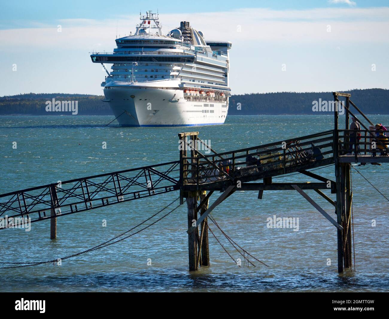 Bar Harbour, Maine États-Unis - 8 novembre 2013 le Cruise Liner Caribbean Princess a été amarré hors de Bar Harbor, Maine États-Unis. Une jetée de chargement est au premier plan. B Banque D'Images