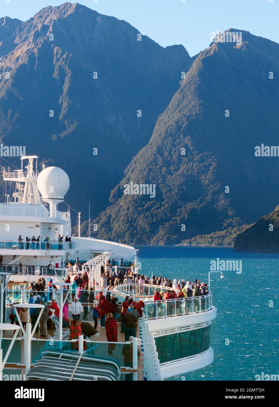 Milford Sound, Nouvelle-Zélande - 25 mars 2019 ici, nous voyons la vie sur un paquebot tout en naviguant dans Milford Sound, Nouvelle-Zélande. Milford Sound en est un Banque D'Images