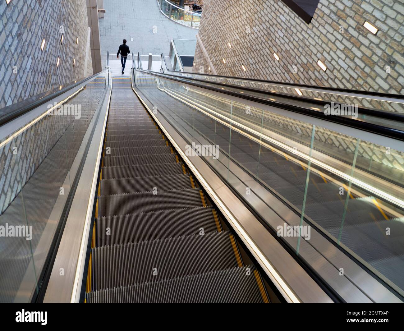 Oxford, Angleterre - 7 mars 2018 ; une personne sur l'escalier roulant Westgate est une nouvelle zone commerçante du centre-ville d'Oxford, en Angleterre. Ouvert en octobre 2017, il est Banque D'Images