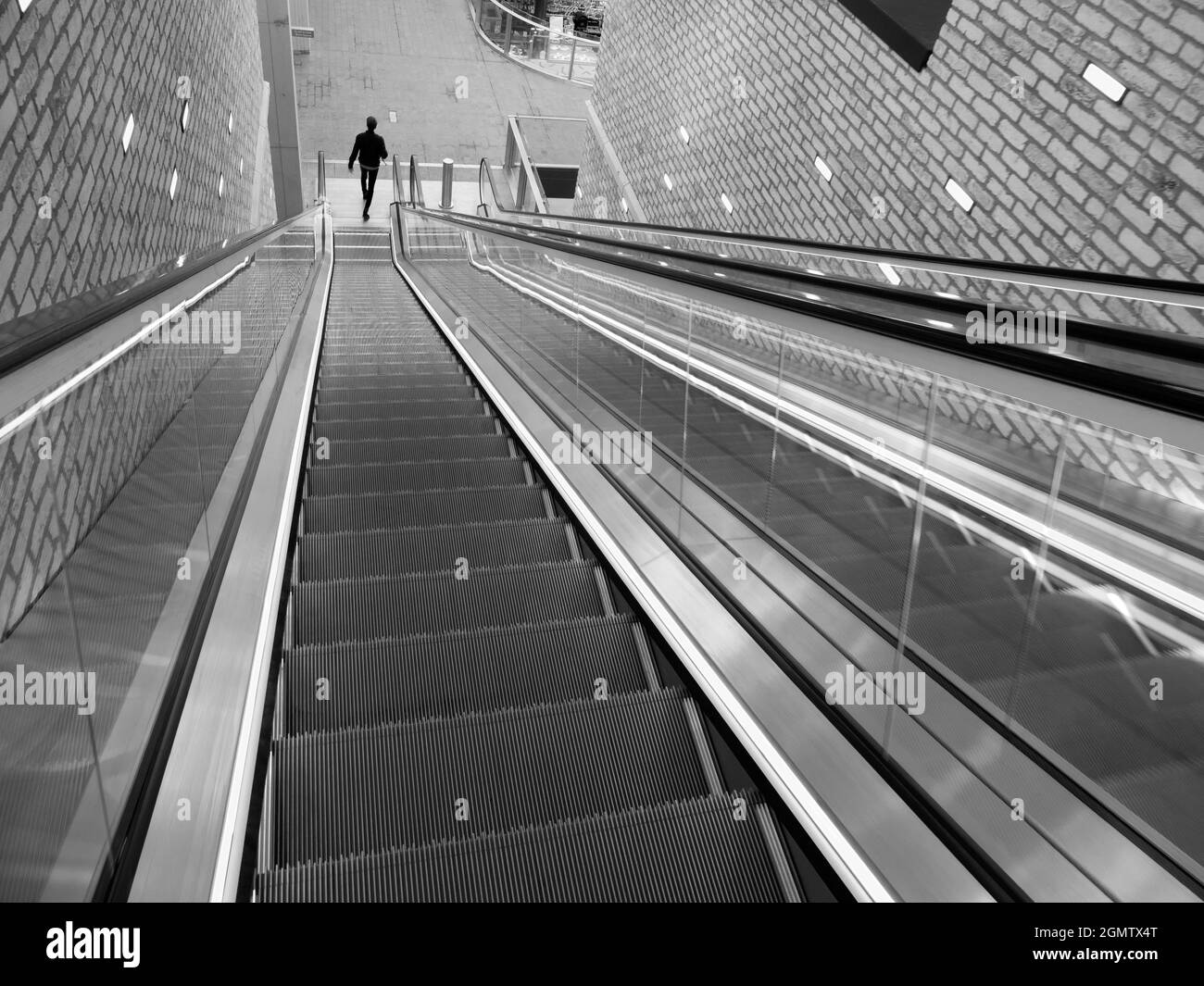 Oxford, Angleterre - 7 mars 2018 ; une personne sur l'escalier roulant Westgate est une nouvelle zone commerçante du centre-ville d'Oxford, en Angleterre. Ouvert en octobre 2017, il est Banque D'Images
