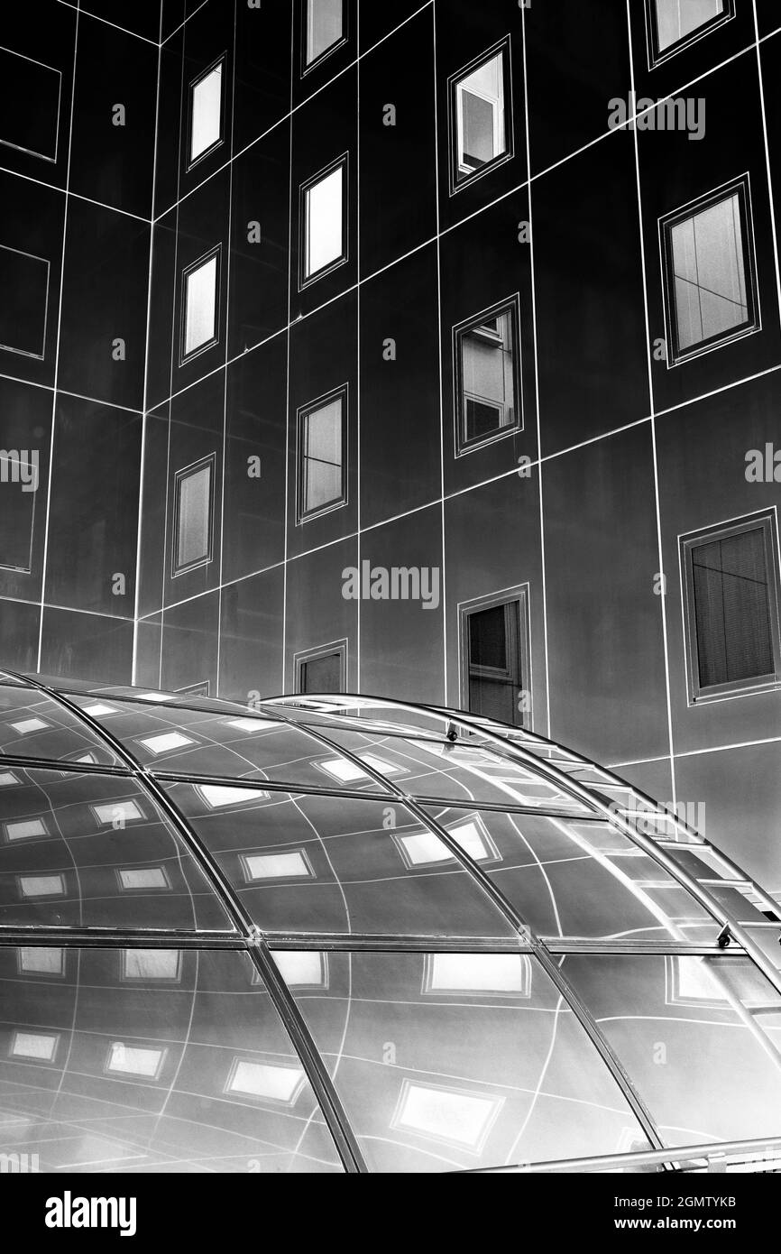 Osaka, Japon - 4 novembre 2005 la façade d'un bâtiment moderne extérieur dans le centre-ville d'Osaka, Japon. Il semble complètement abstrait, comme une collection de l Banque D'Images