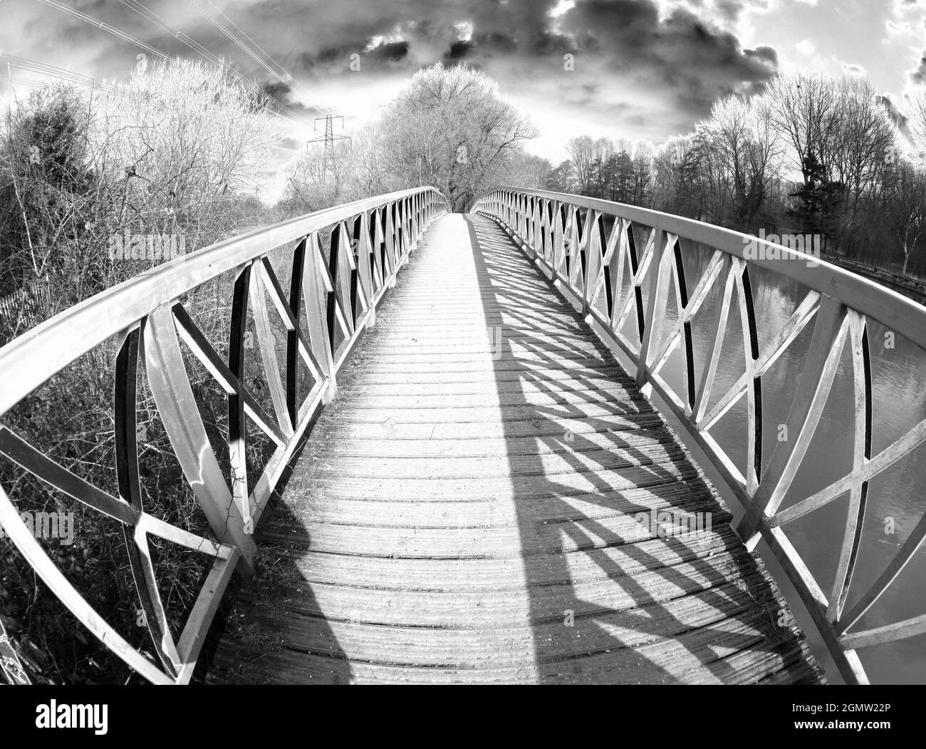 Passerelle au-dessus de la Tamise par Kennington, juste à l'extérieur d'Oxford. Cette passerelle est très fréquentée par les cyclistes, les joggeurs et les propriétaires de chiens - sans parler du ph Banque D'Images