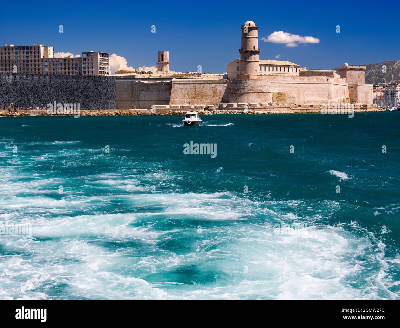 Marseille, France - 20 juin 2013; pas de personnes en vue. Les eaux méditerranéennes émeraudes vives ornent l'ancienne région du fort Saint-Jean de Marseille, en France, ici Banque D'Images