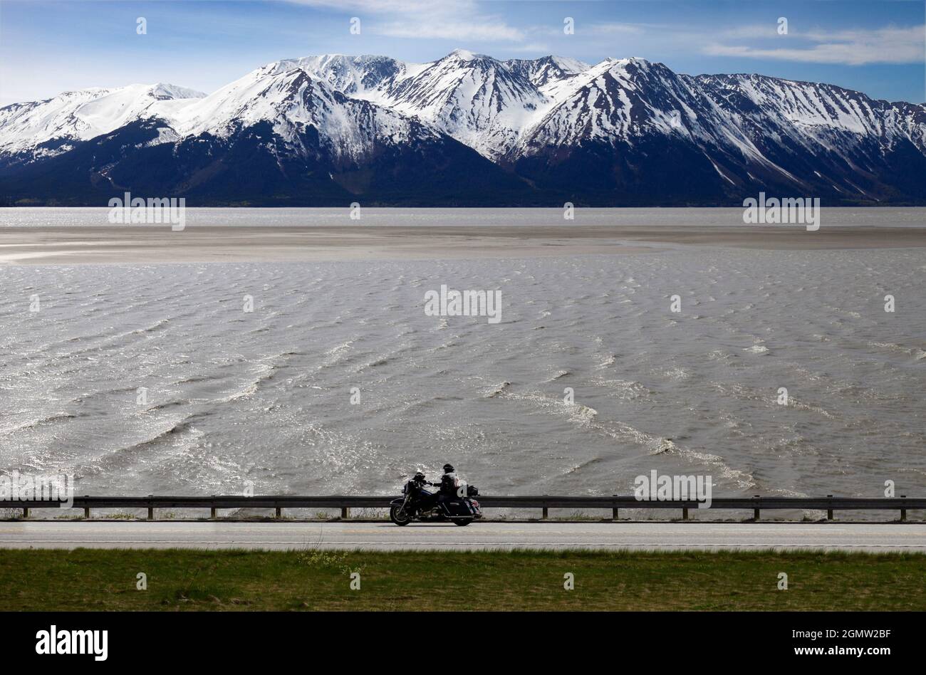 Alaska, États-Unis - 21 mai 2010 la joie de la route et de la nature, sur votre chopper. Que demander de plus ? Le bras Turnagain mène dans les vers le nord Banque D'Images