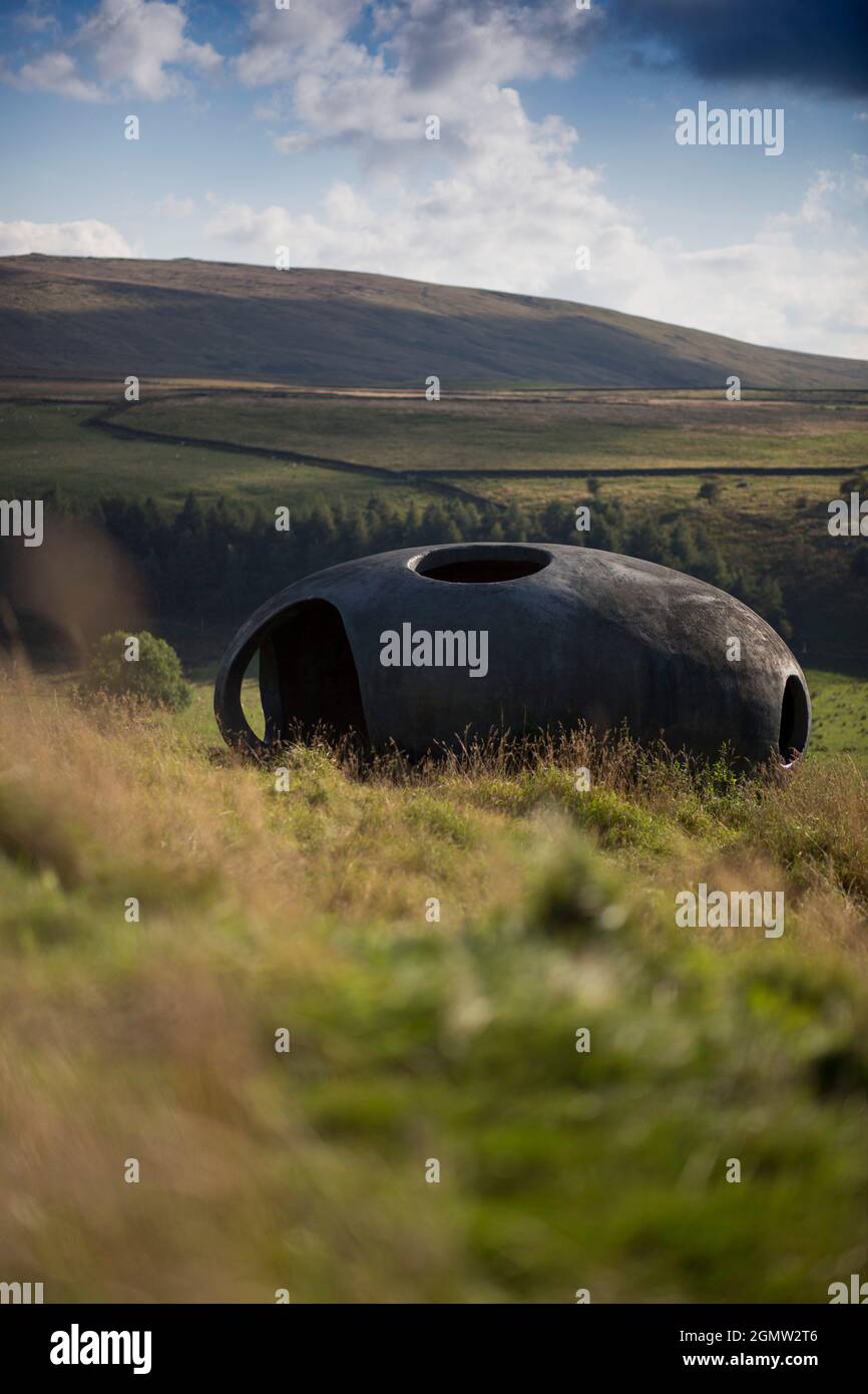 Design par Peter Meacock avec Katarina Novomestska et Architecture Central Workshop. Le Panopticon de Pendle, 'Atom', se trouve sur la colline au-dessus du village de Wycoller dans le parc national de Wycoller. Construit en ferro-ciment avec un revêtement de surface de peinture à base de métal, il est à la fois un point d'observation contemporain saisissant et un abri d'où admirer le paysage glorieux de Pendle, et un objet fascinant et beau qui peut être vu de loin. De l'intérieur, ses espaces d'observation circulaires offrent des vues spectaculaires sur la campagne environnante. Wycoller est une colonie historique qui remonte au-delà de 1000BC. Banque D'Images