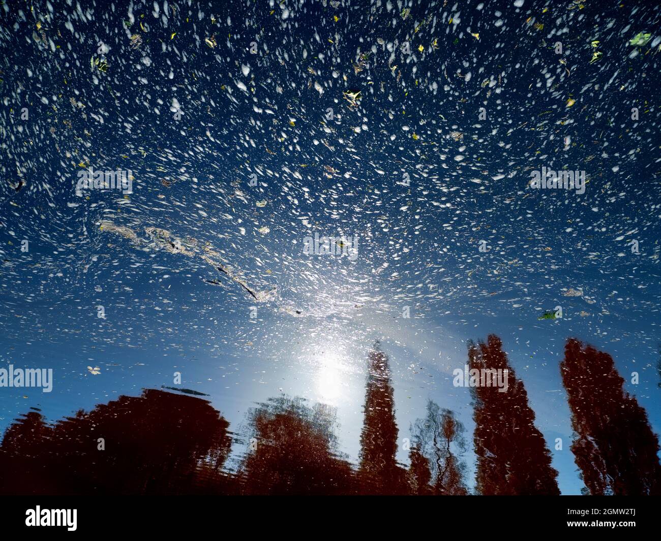 St Helens Wharf, Abingdon, Angleterre - 28 mai 2020 ; personne en vue. Est-ce que c'est le Starry Nights de Van Gogh, non, mais cela me rappelle cette grande œuvre d'art. Il Banque D'Images