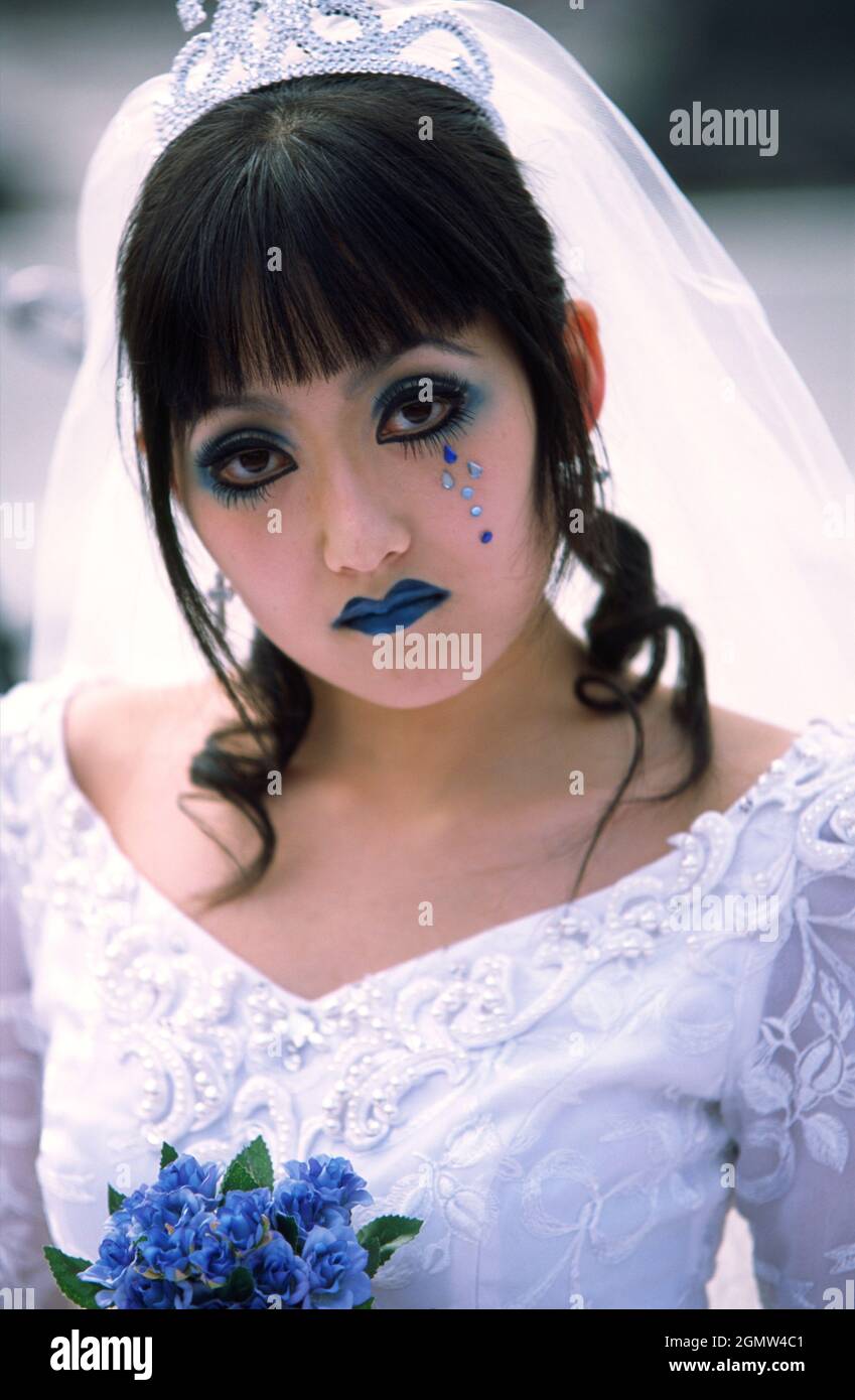 Tokyo, Japon - 6 novembre 2005 ; une fille posant dans le plan Harajuku est le centre de la culture de rue, du cosplay et de la mode de jeunesse à Tokyo. Veille Banque D'Images