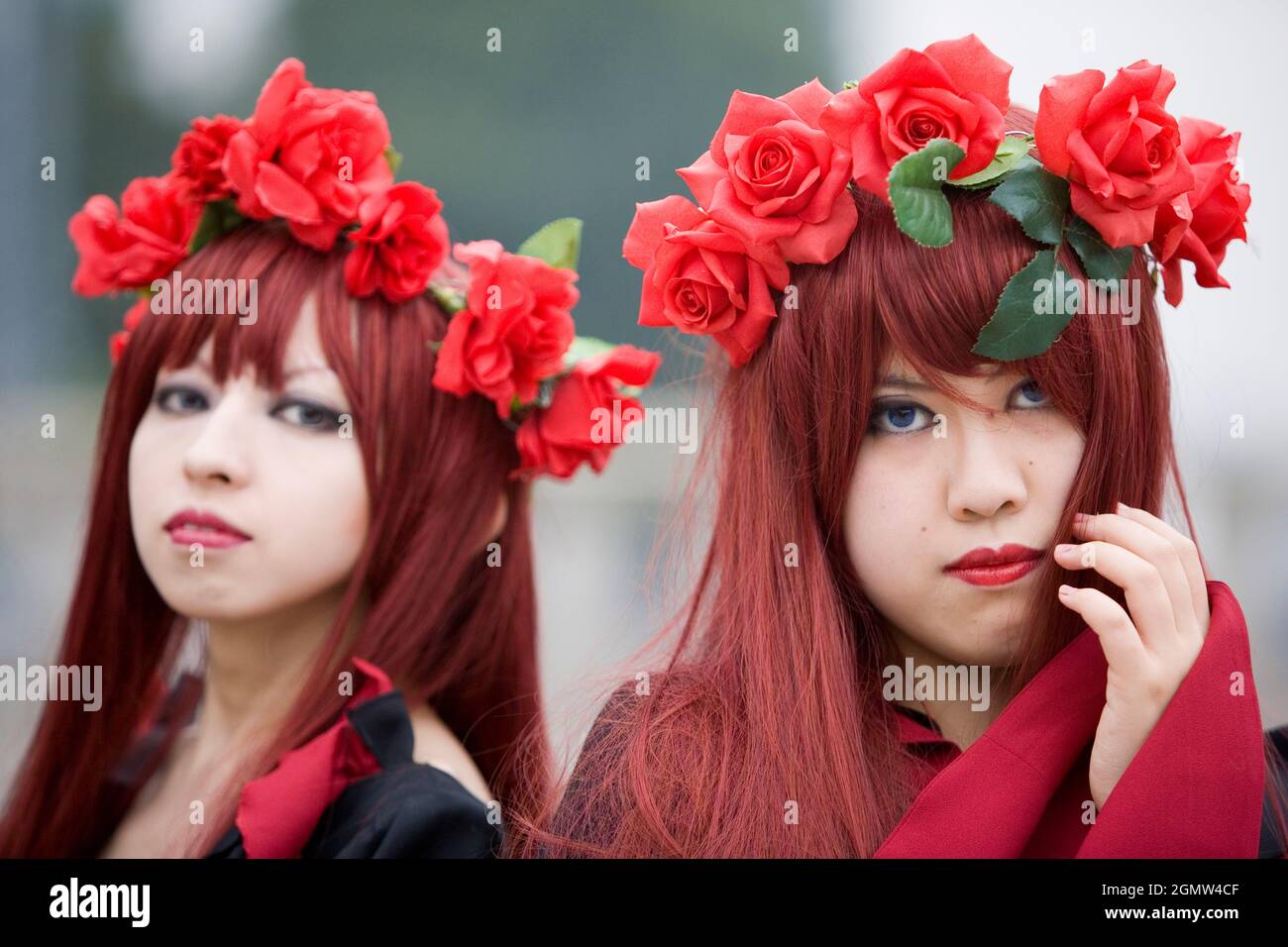 Tokyo, Japon - 6 novembre 2005 ; une fille posant dans le plan Harajuku est le centre de la culture de rue, du cosplay et de la mode de jeunesse à Tokyo. Veille Banque D'Images