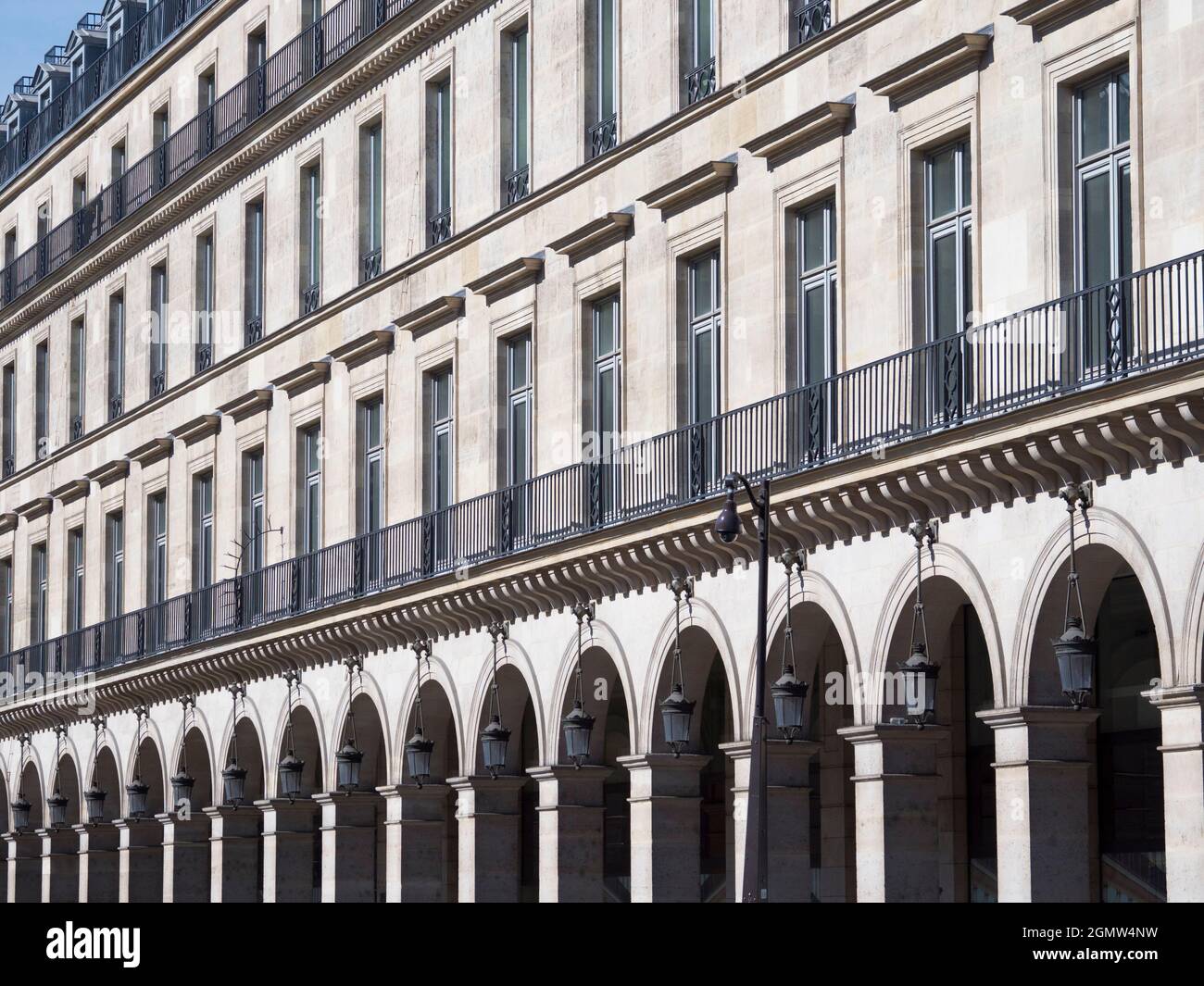 Paris, France - 17 septembre 2018 juste au nord des Tuileries, la rue de Rivoli est une galerie marchande haut de gamme regorgeant de boutiques et d'articles de luxe. Bon f Banque D'Images