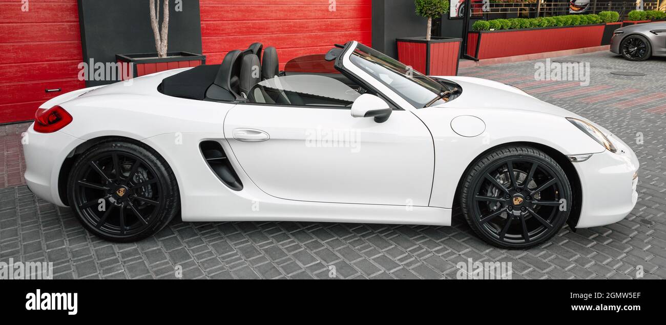 Ukraine, Odessa 8 - 2021 septembre : Porsche 718 Boxter Cabriolet sur le parking, voiture sport de luxe cabrio produite par Porsche AG. Panorama, bannière. Banque D'Images