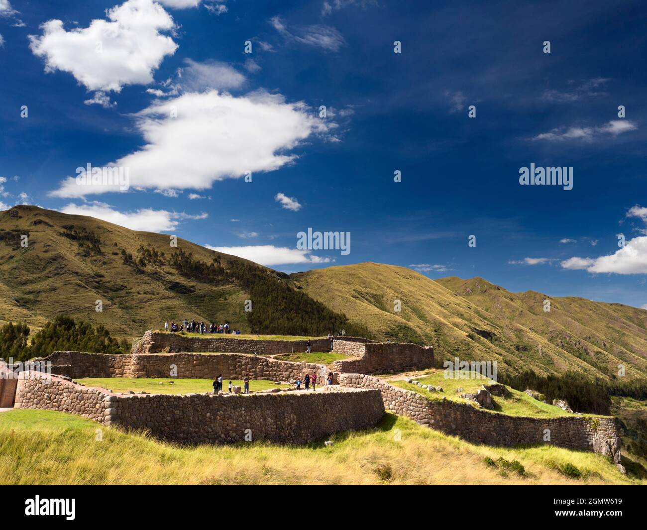 Pukapukara, Pérou - 15 mai 2018 Pukapukaru est un site de ruines militaires incas anciennes au Pérou, près de Cusco. Seulement les murs défensifs épais et ter Banque D'Images