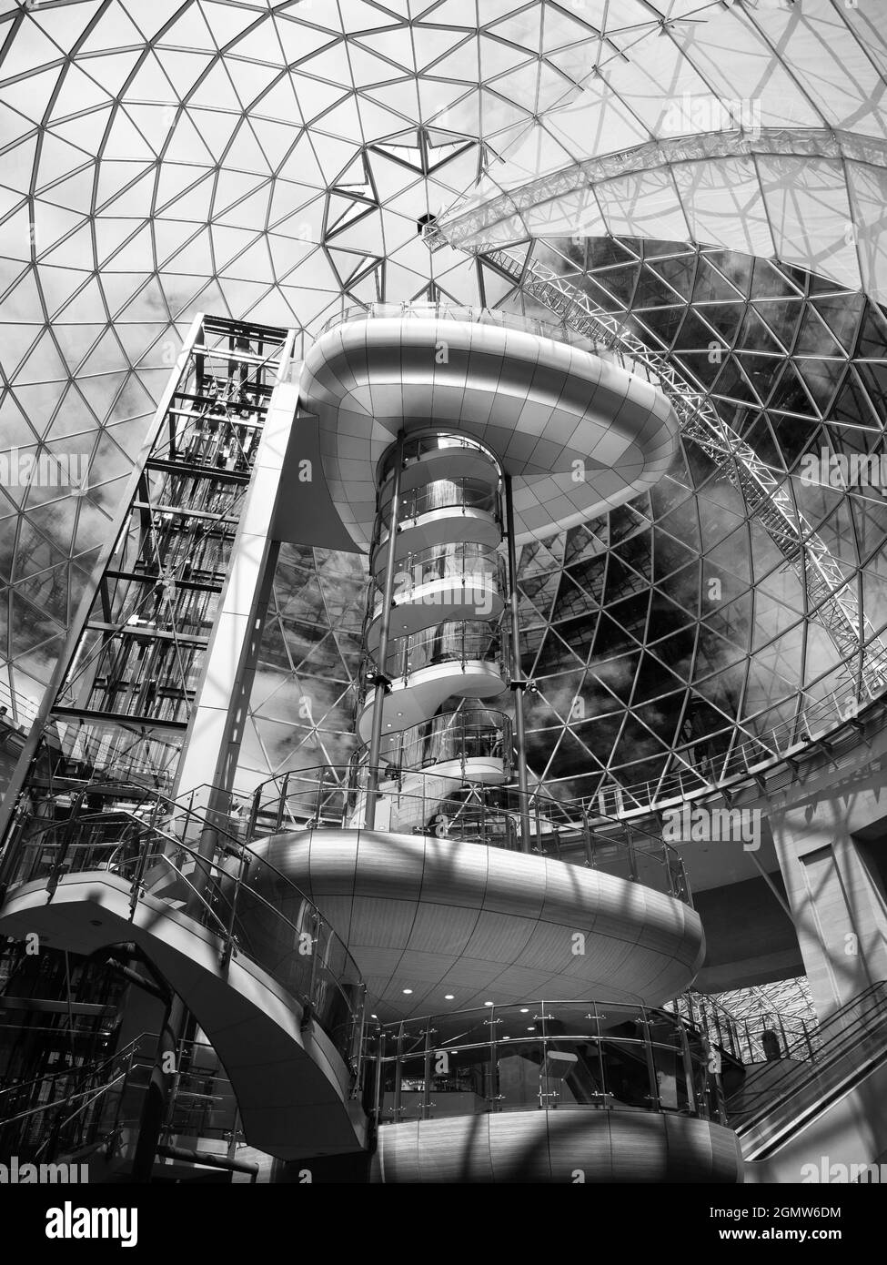 Belfast, Ulster, Royaume-Uni - 11 juin 2017. À l'intérieur d'un centre commercial brillant, moderne et futuriste de Belfast. Oui, je sais, ils ont tous la même apparence! Il pourrait s'agir de ju Banque D'Images